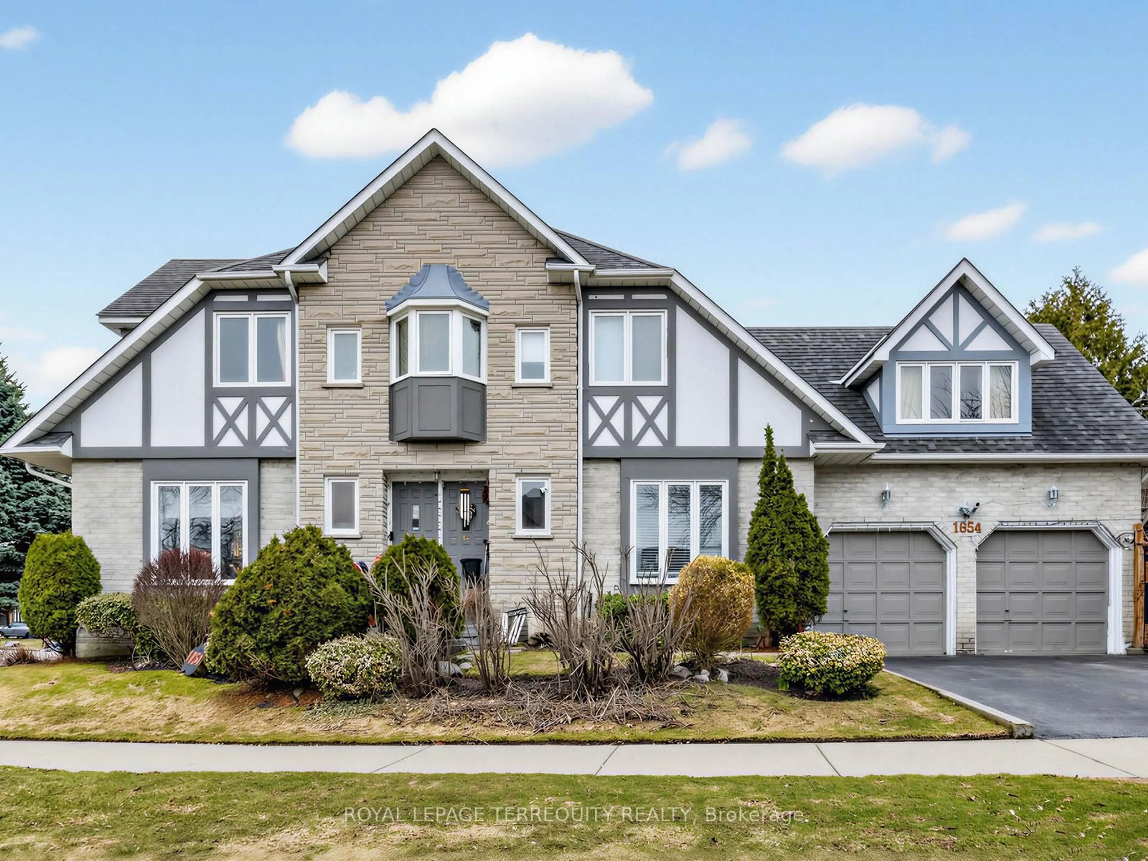 Home with vinyl exterior material, street for 1854 Brookshire Sq, Pickering Ontario L1V 5E9