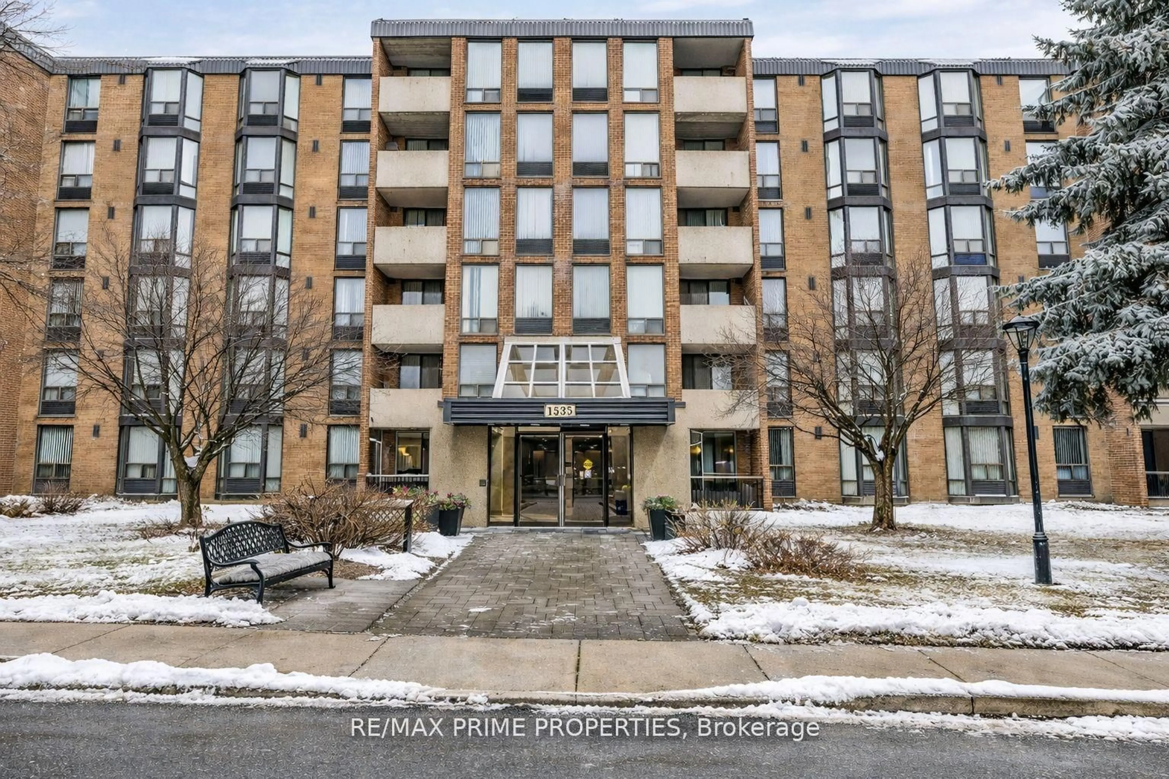 Indoor foyer for 1535 Diefenbaker Crt #302, Pickering Ontario L1V 3W2