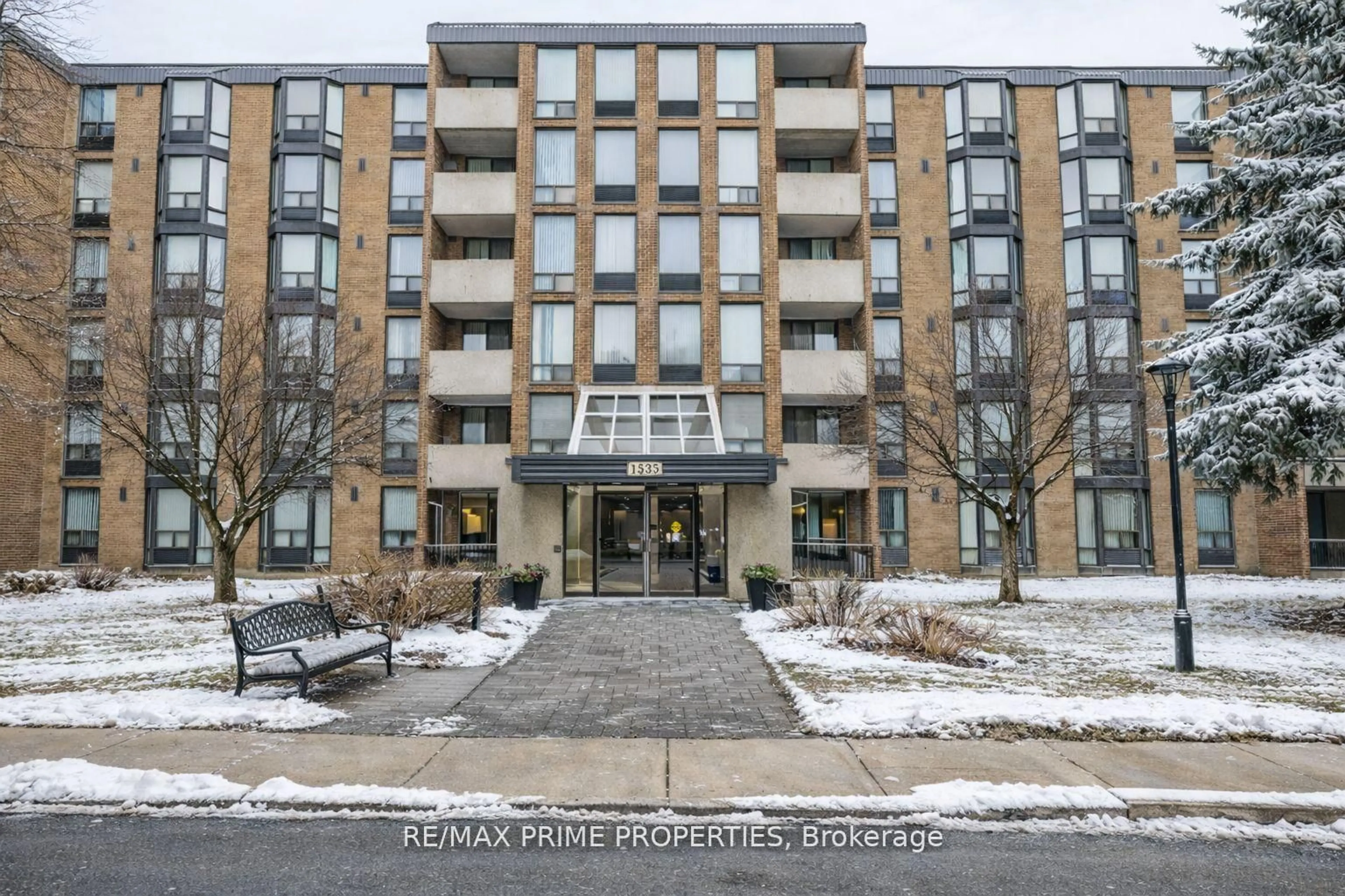 Indoor foyer for 1535 Diefenbaker Crt #302, Pickering Ontario L1V 3W2