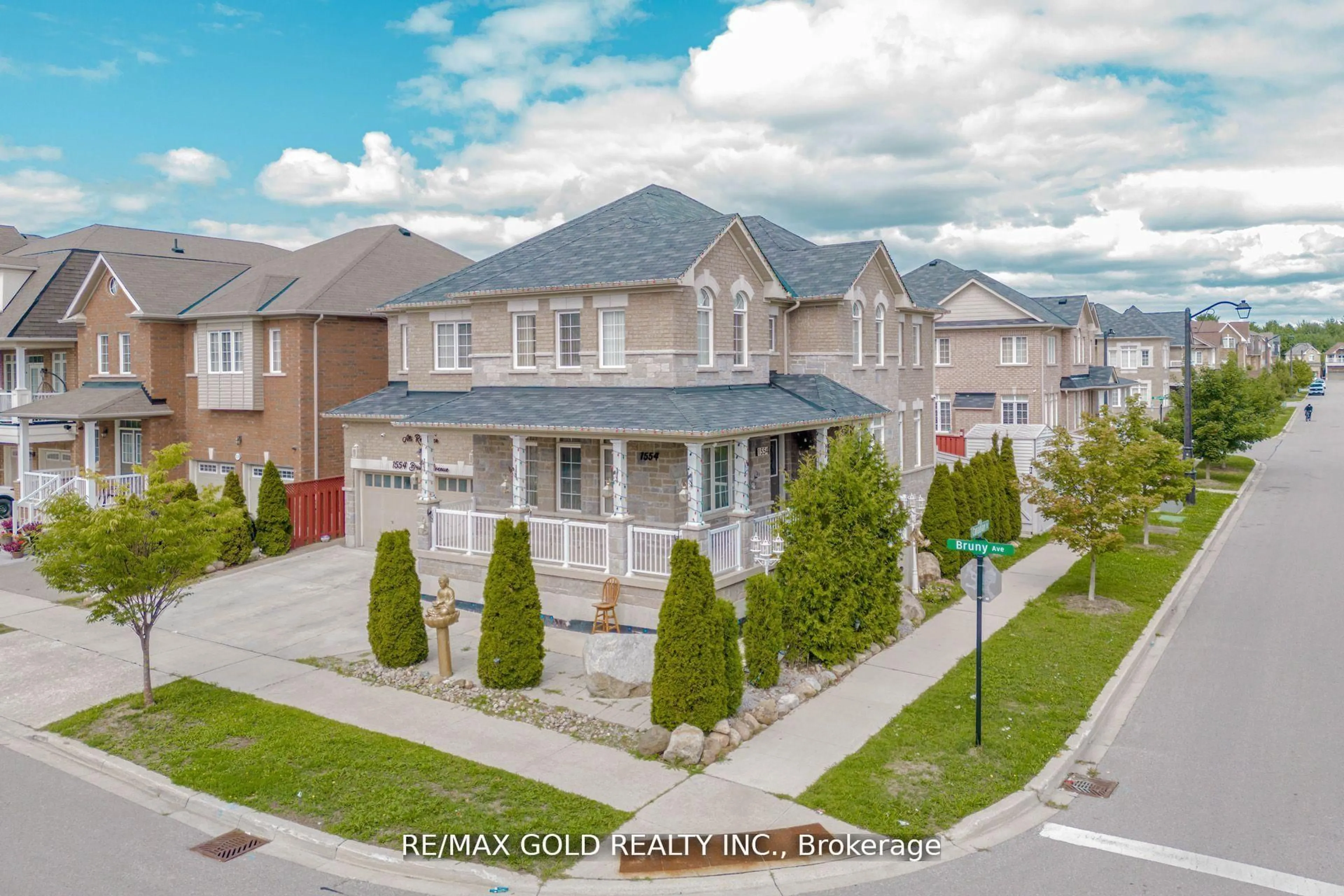 A pic from outside/outdoor area/front of a property/back of a property/a pic from drone, street for 1554 Bruny Ave, Pickering Ontario L0A 1G0