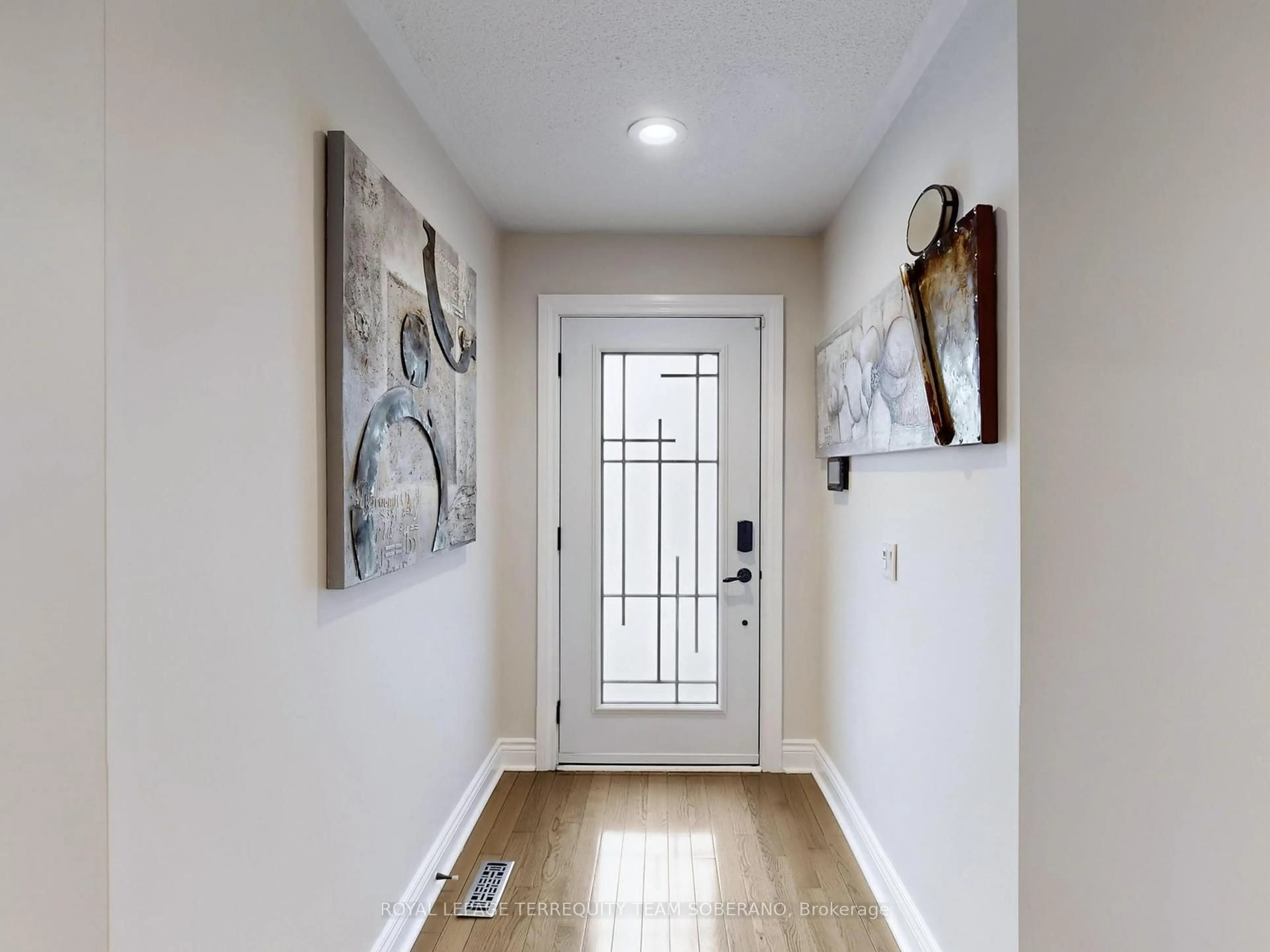 Indoor entryway for 1549 Saugeen Dr, Pickering Ontario L1V 5P9