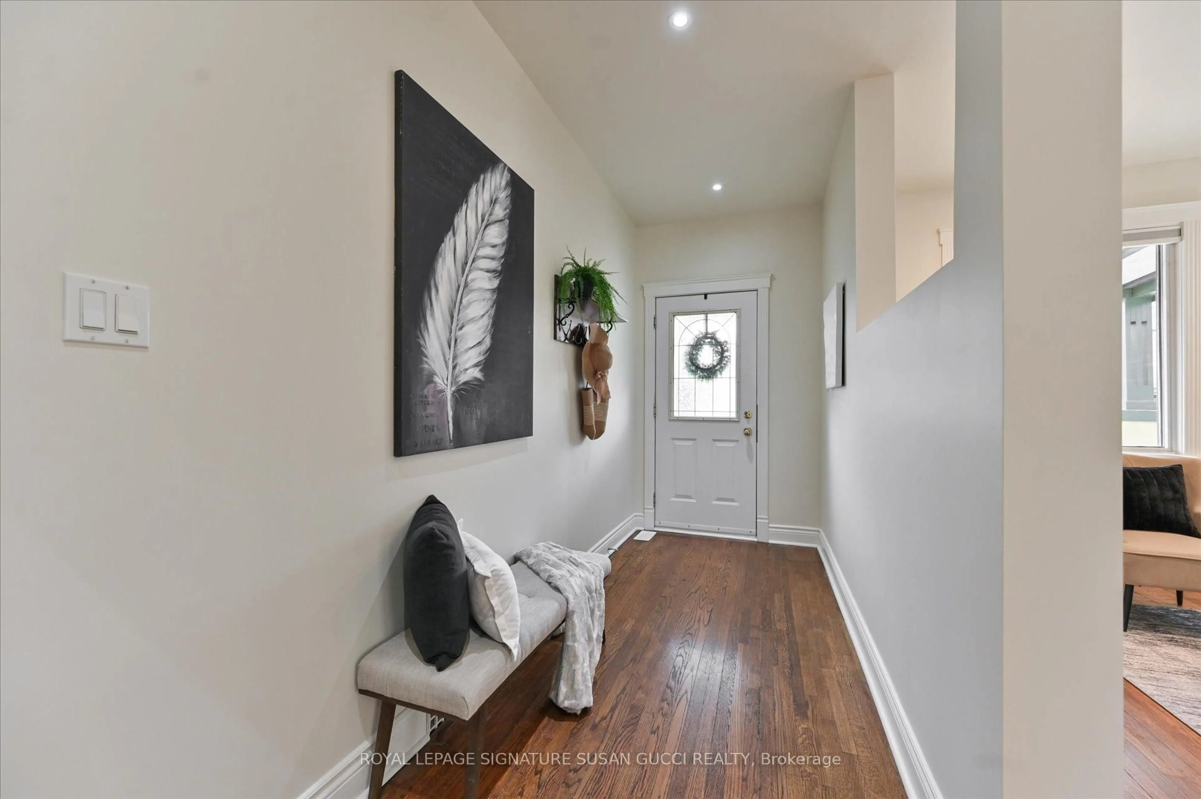 Indoor entryway for 104 Dewhurst Blvd, Toronto Ontario M4J 3J3