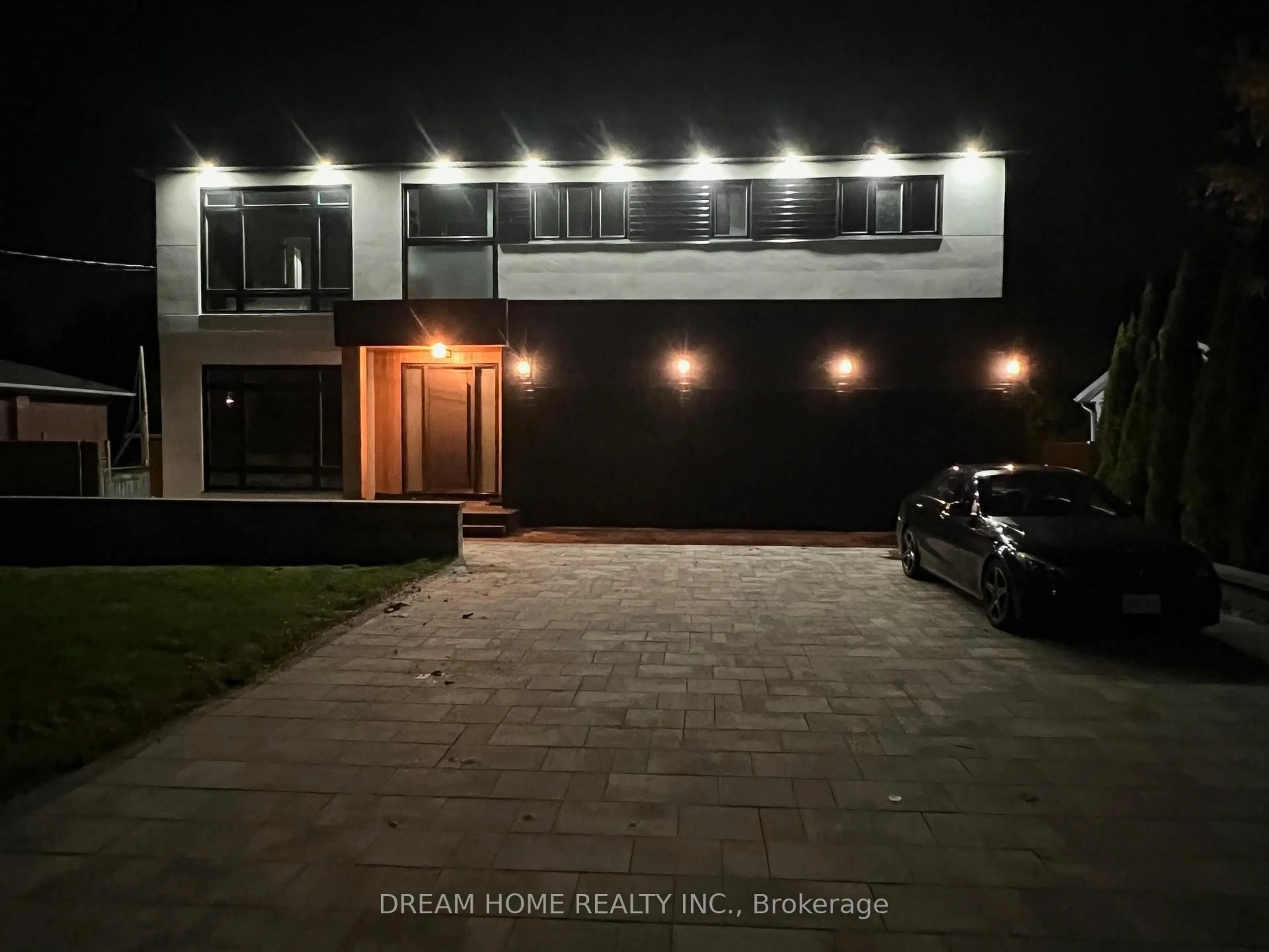 A pic from outside/outdoor area/front of a property/back of a property/a pic from drone, street for 28 Scott St, Whitby Ontario L1N 3L1