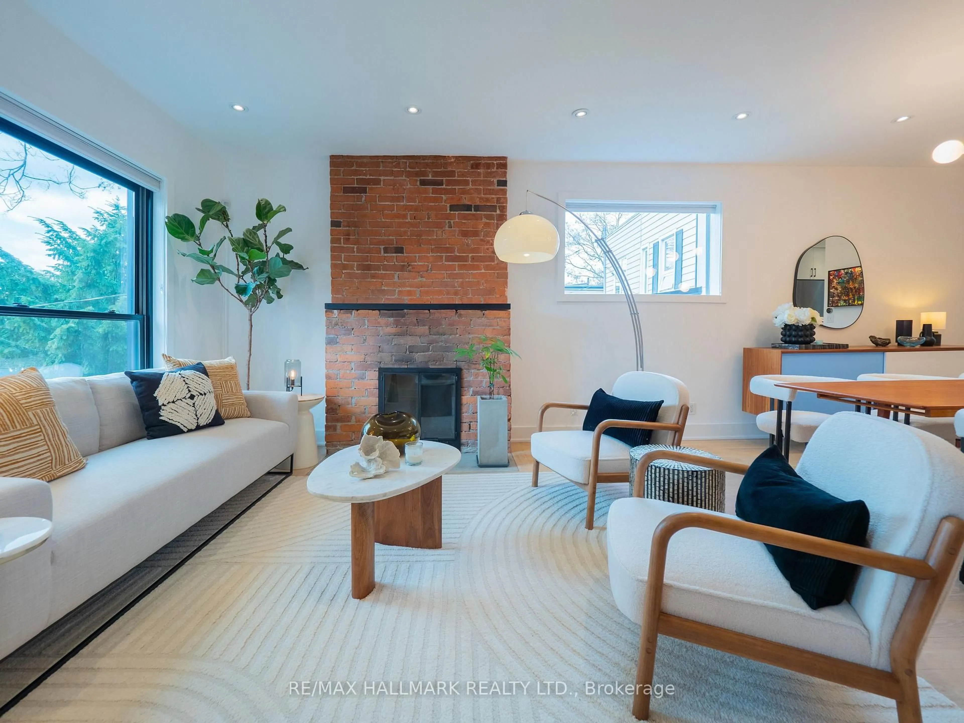 Living room with furniture, unknown for 192 Withrow Ave, Toronto Ontario M4K 1E1