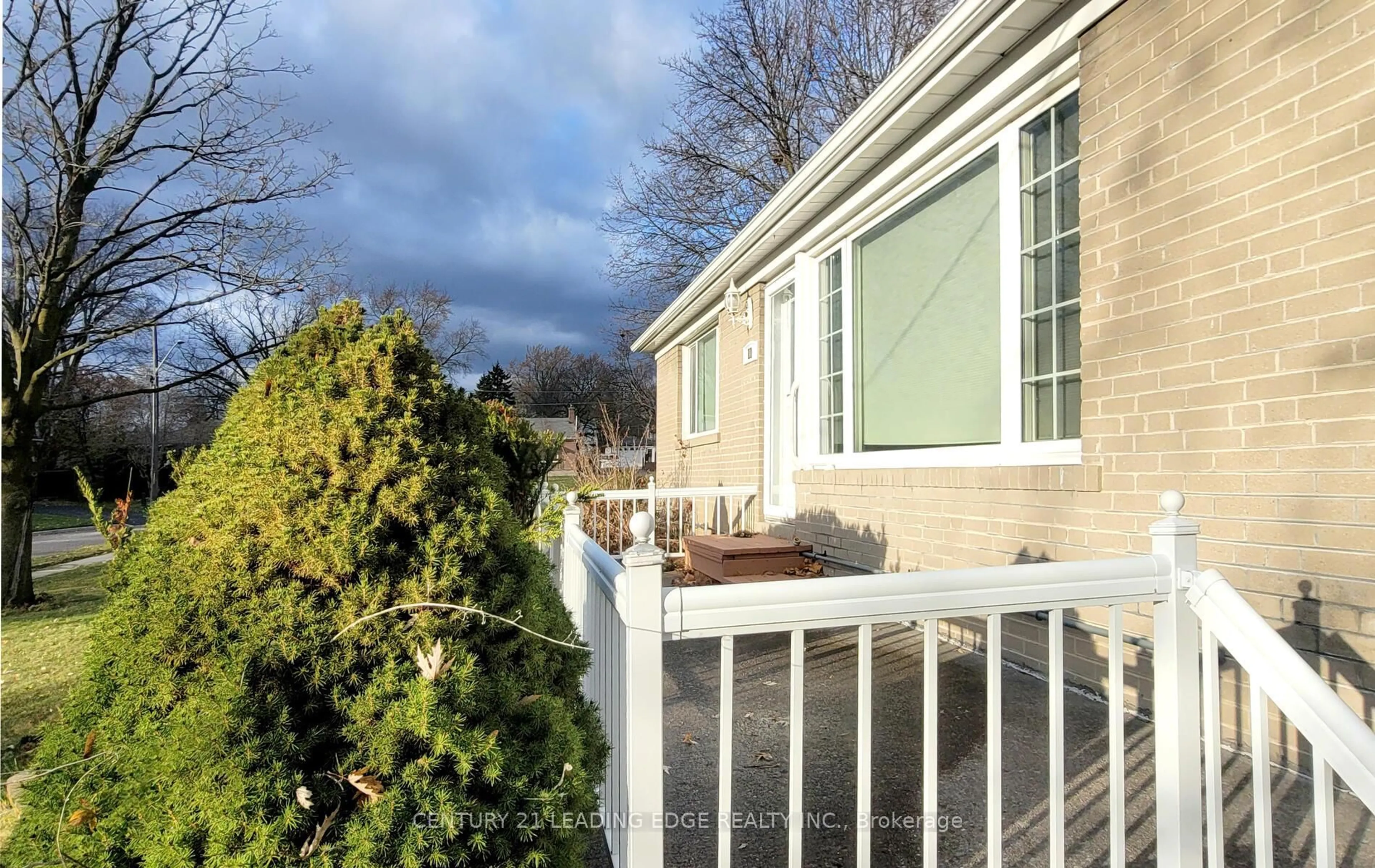 A pic from outside/outdoor area/front of a property/back of a property/a pic from drone, street for 11 Hiley Ave, Ajax Ontario L1S 6H3