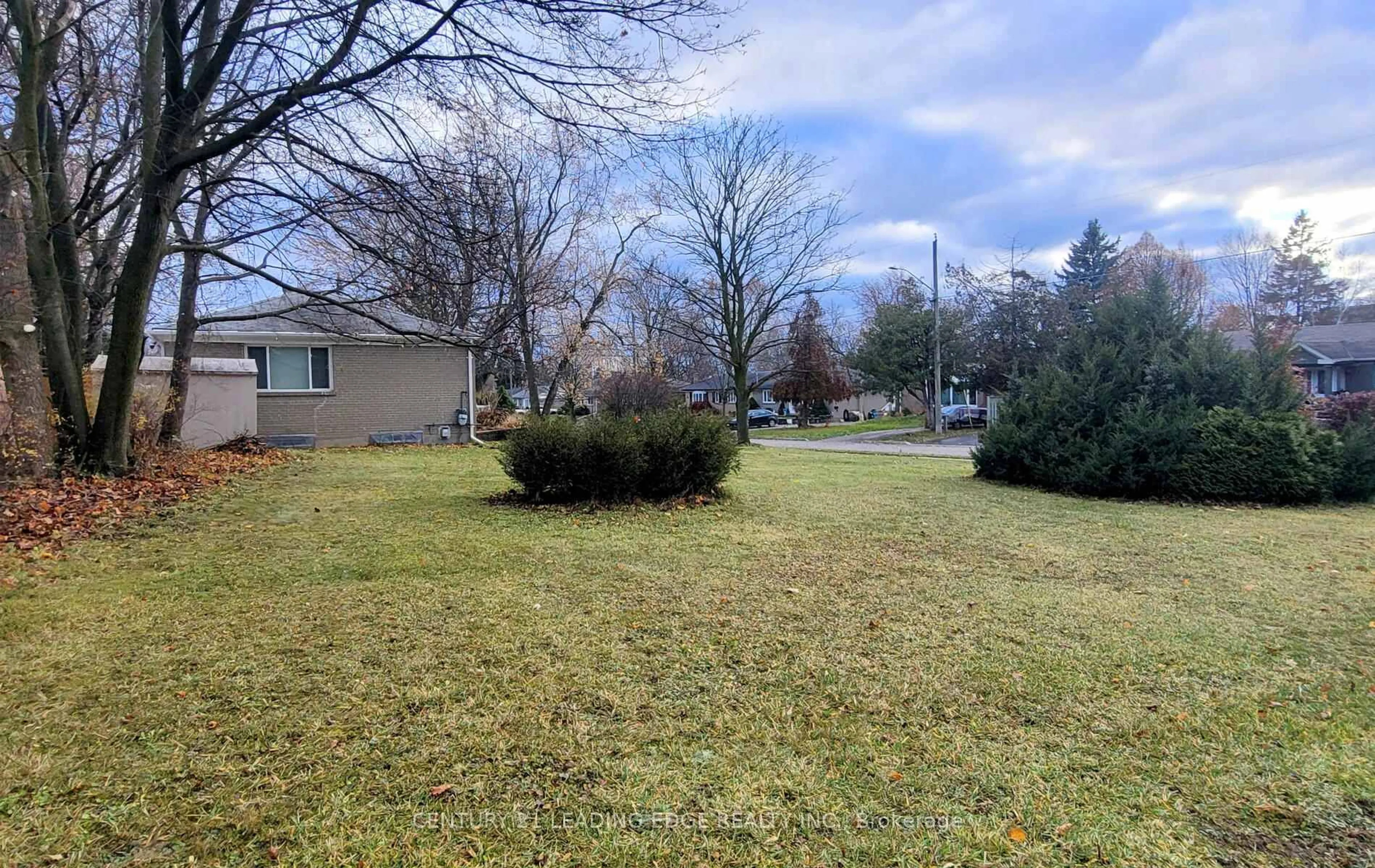 A pic from outside/outdoor area/front of a property/back of a property/a pic from drone, street for 11 Hiley Ave, Ajax Ontario L1S 6H3