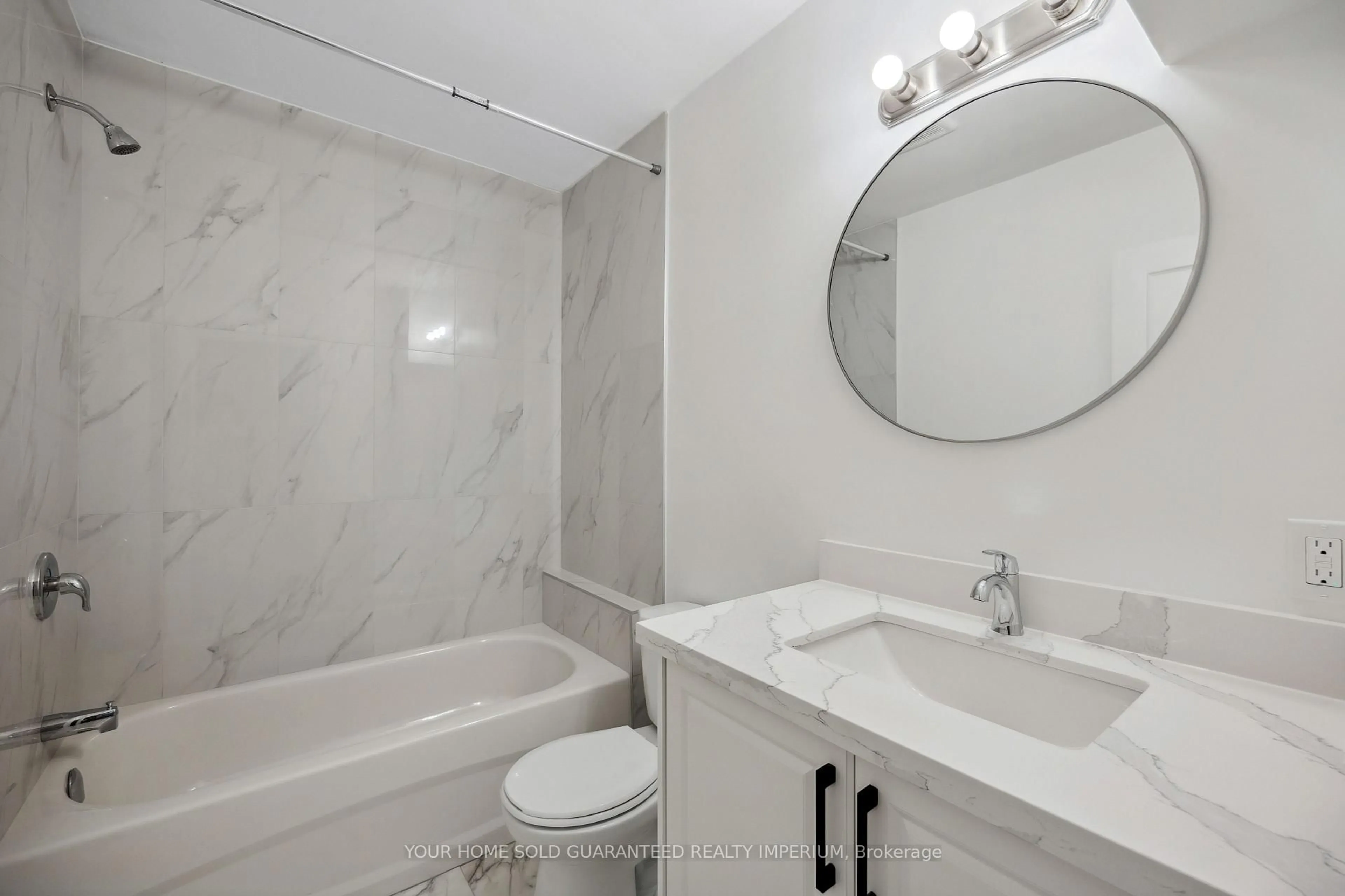 Standard bathroom, ceramic/tile floor for 84 Taunton Rd, Oshawa Ontario L1G 3T2