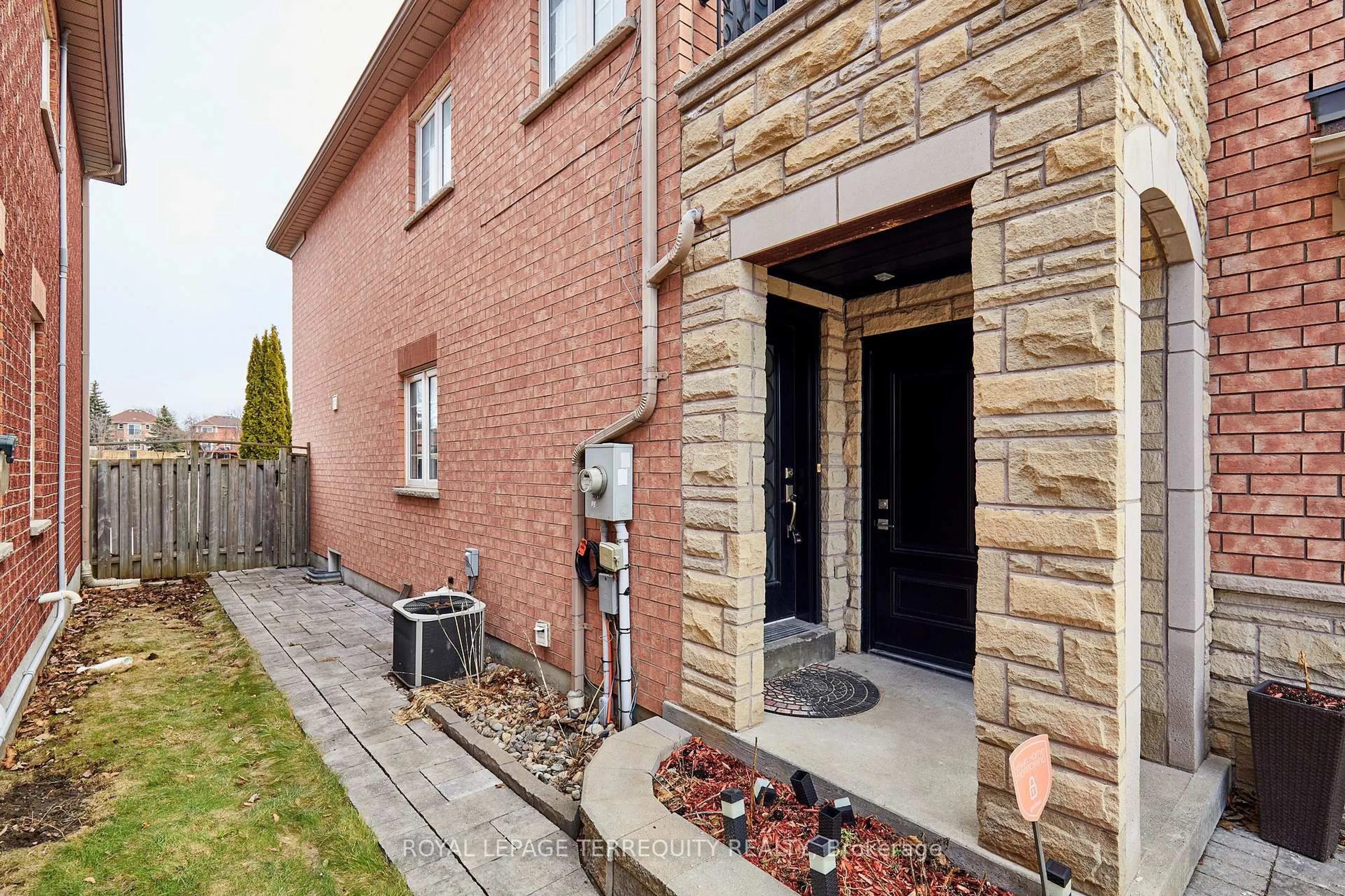Home with brick exterior material, street for 254 Willowbrook Dr, Whitby Ontario L1R 2Z1