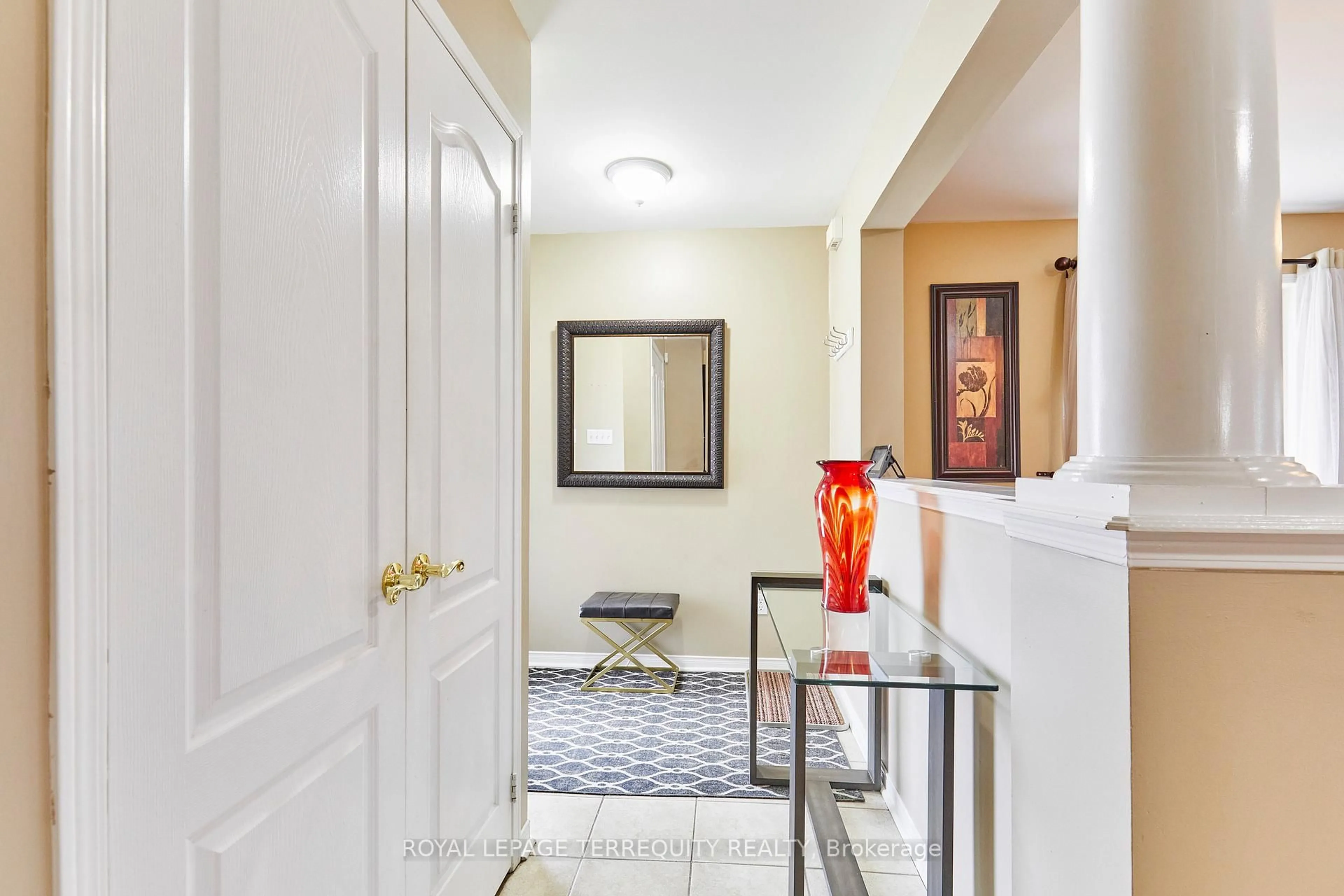 Indoor foyer for 254 Willowbrook Dr, Whitby Ontario L1R 2Z1