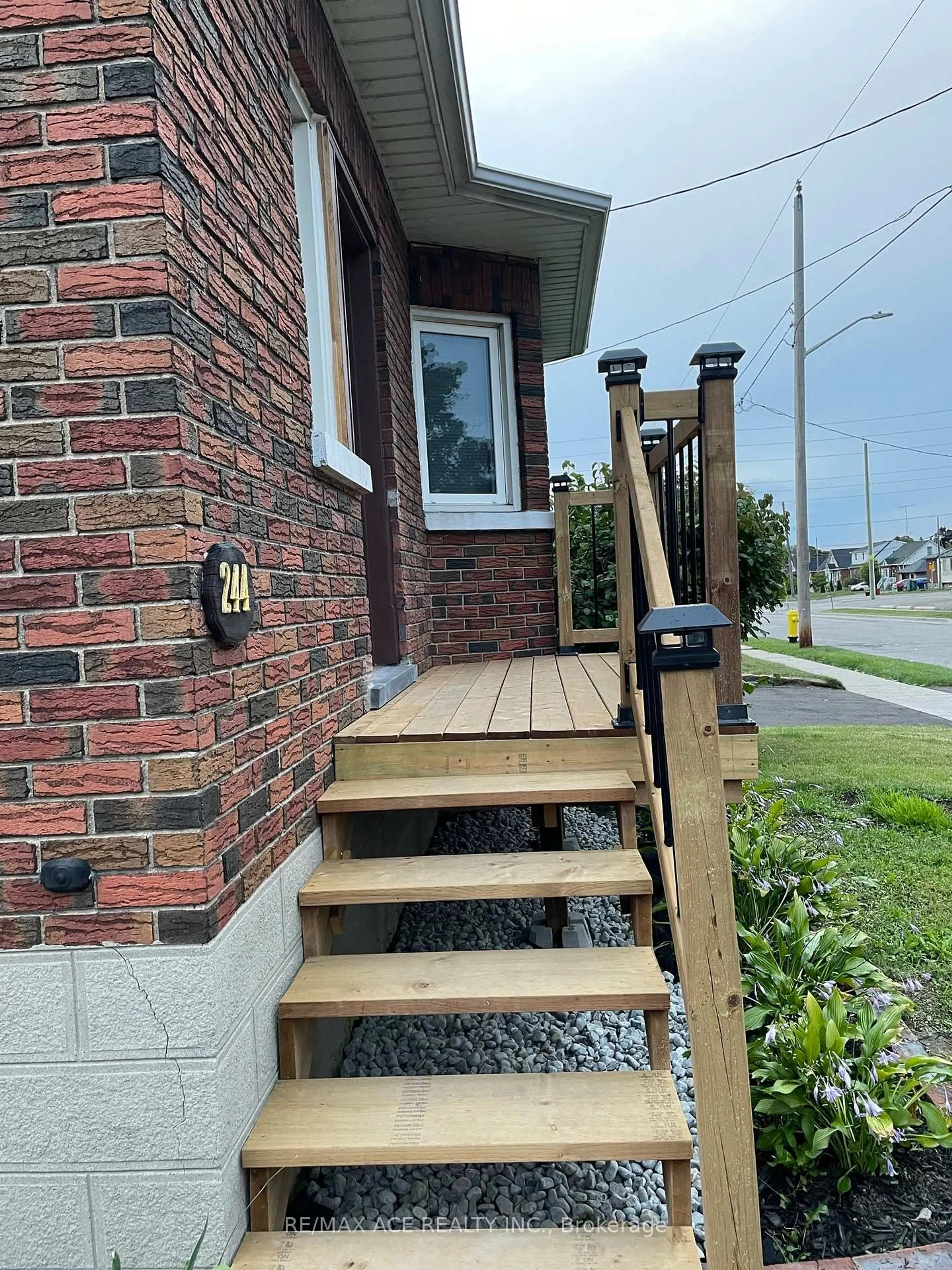 Stairs for 244 Etna Ave, Oshawa Ontario L1H 3B8