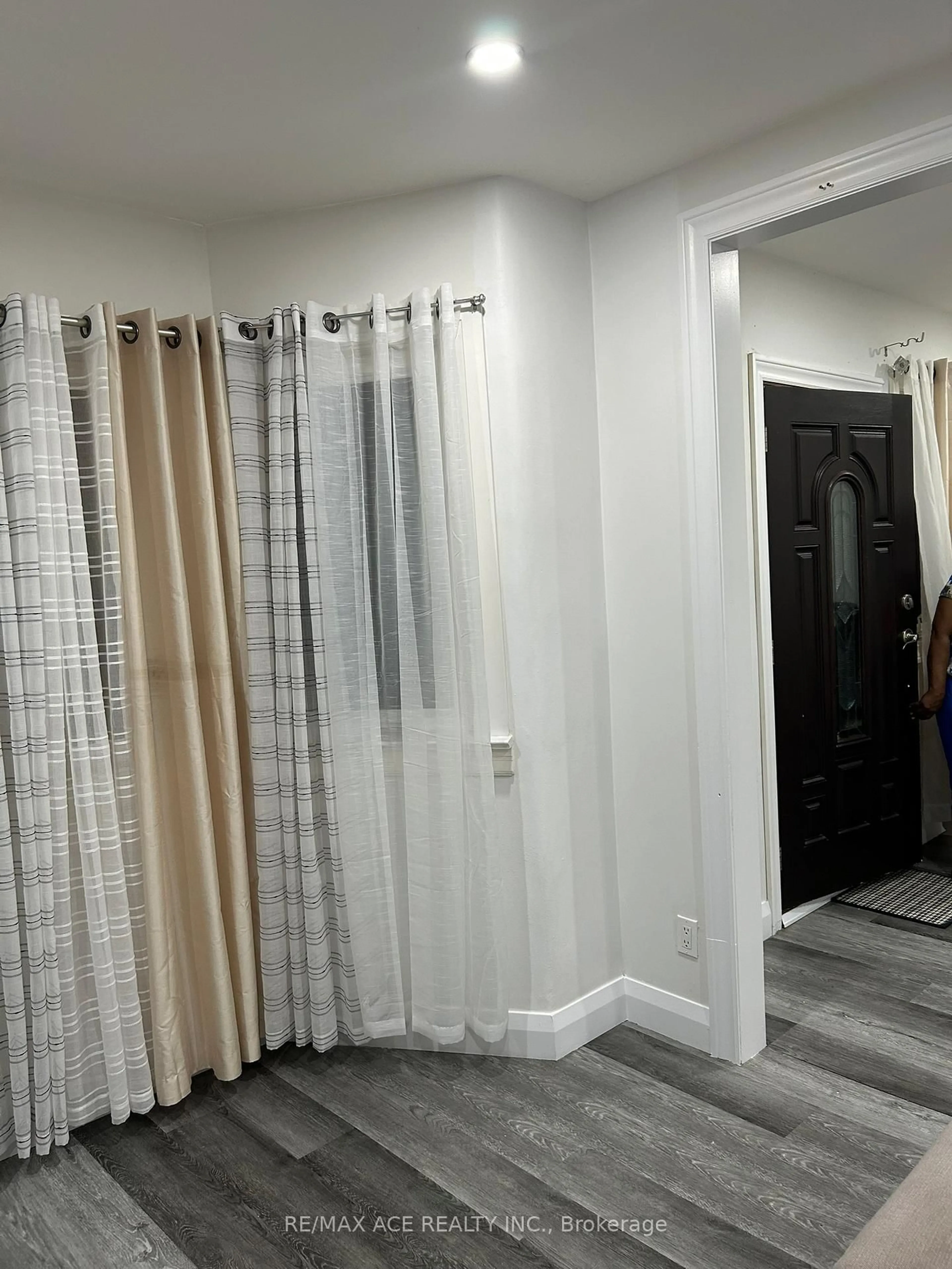 A pic of a room for 244 Etna Ave, Oshawa Ontario L1H 3B8