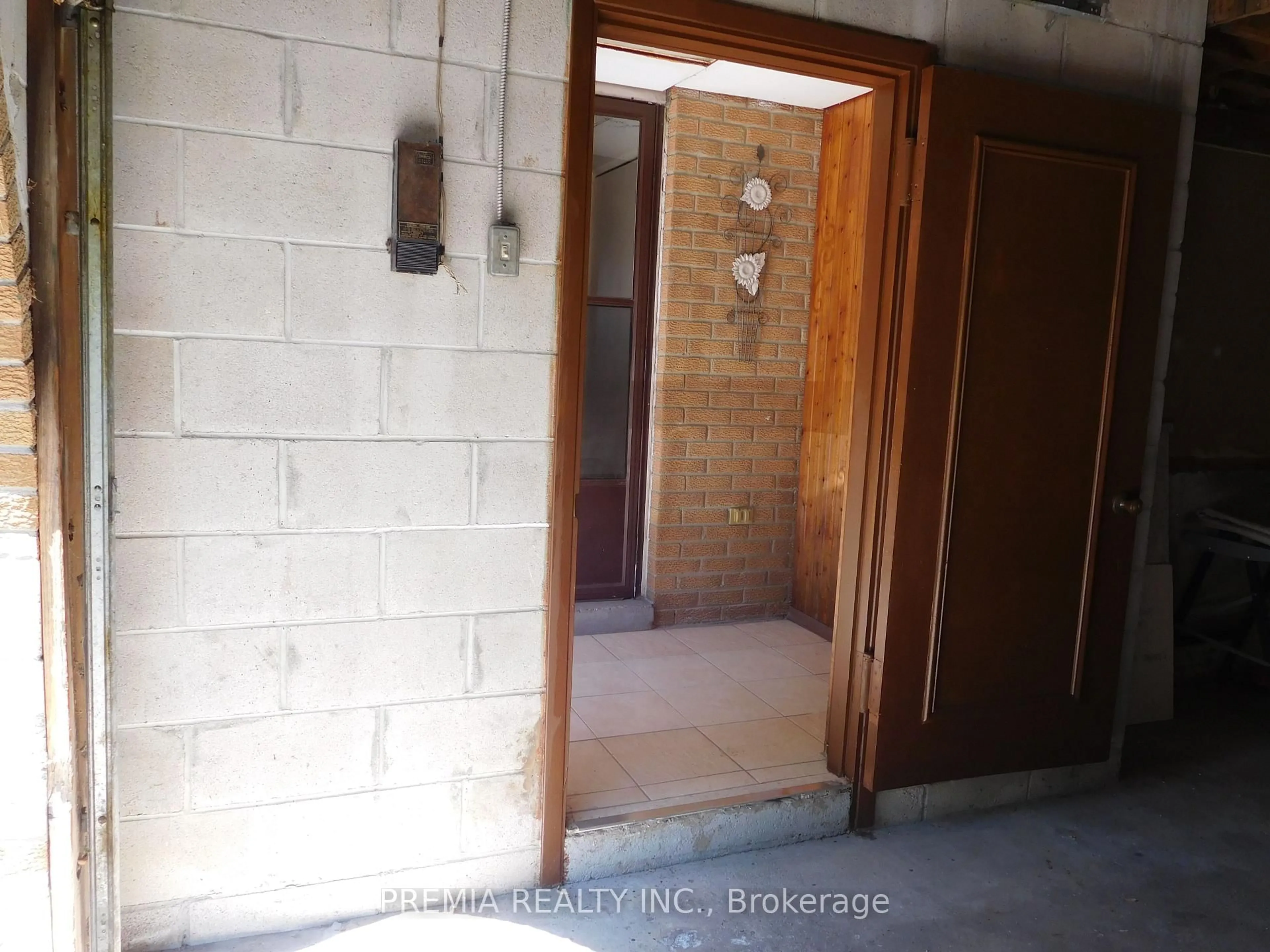 Indoor foyer for 55 Gemshaw Cres, Toronto Ontario M1B 1L3