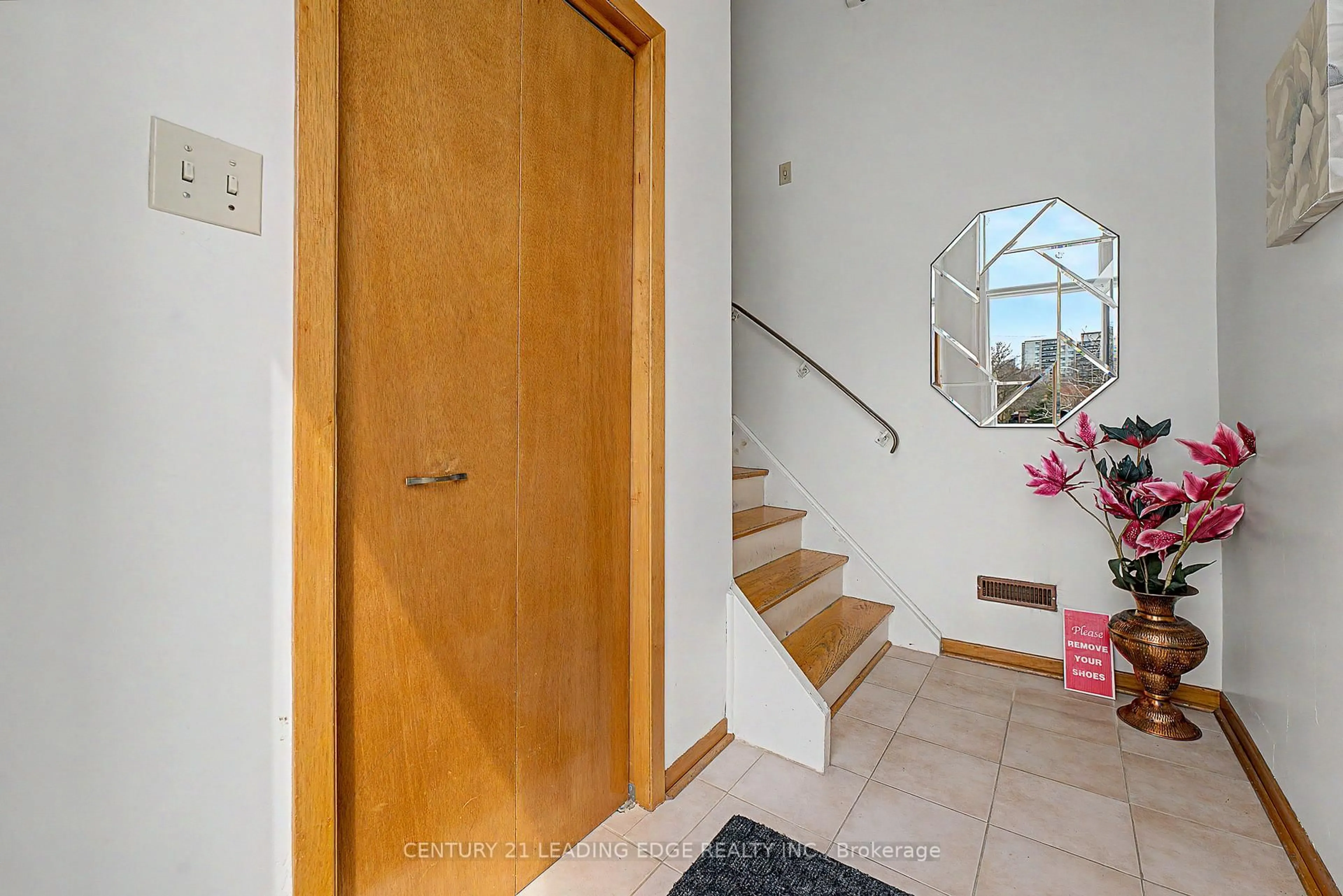 Indoor foyer for 2A Fairglen Ave, Toronto Ontario M1T 1G7