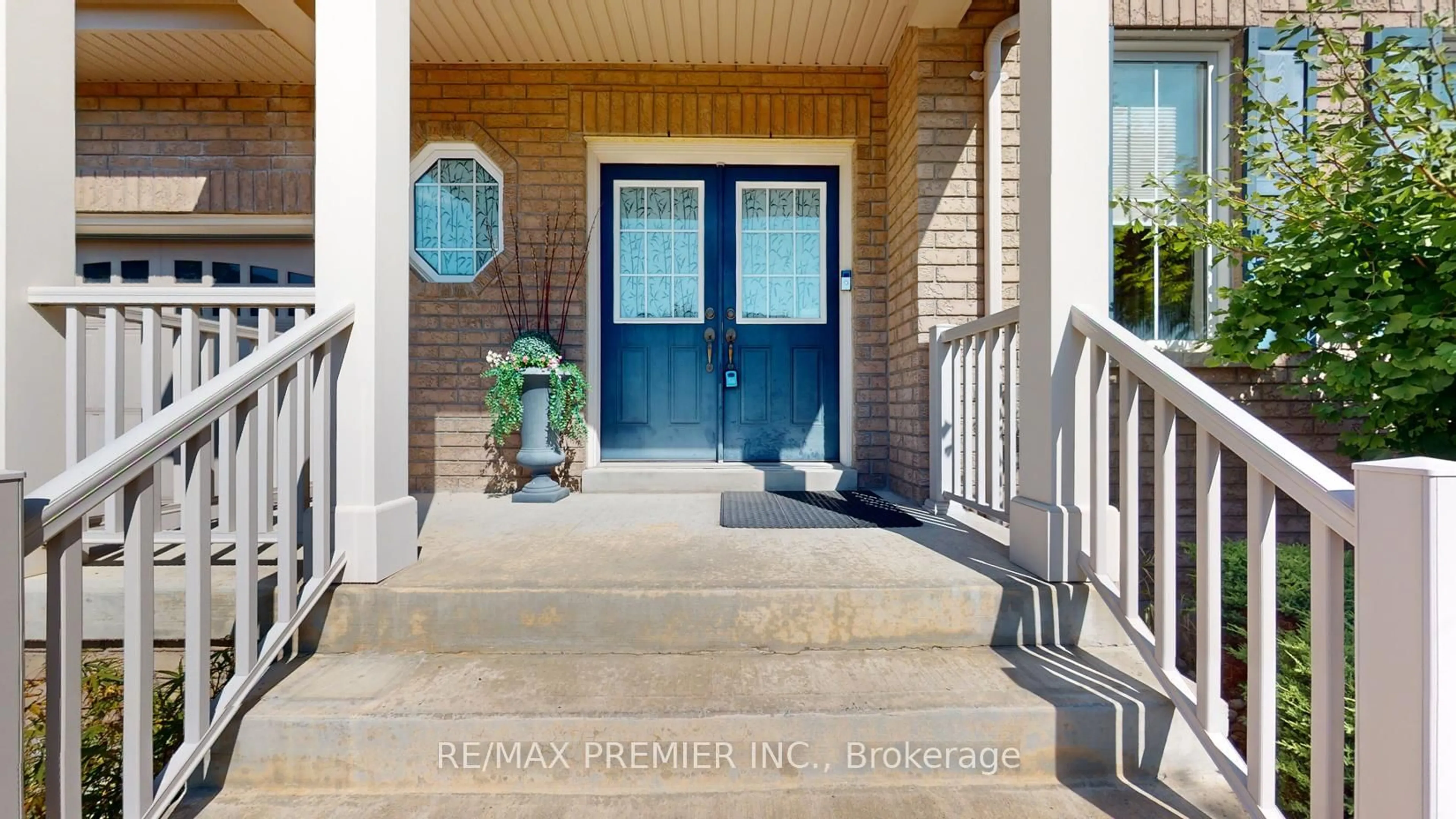 Indoor entryway for 2307 Pilgrim Sq, Oshawa Ontario L1L 0C2