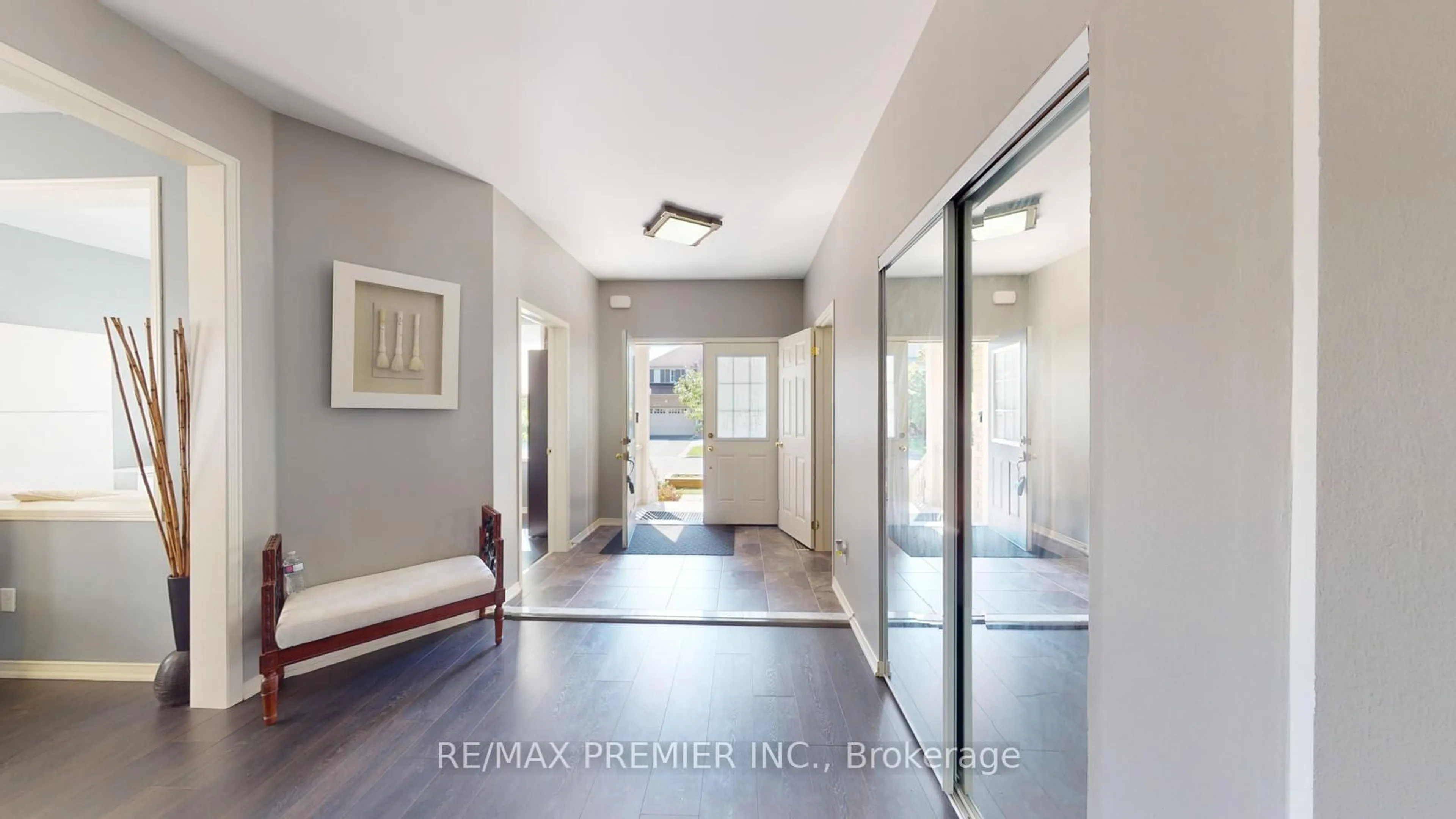 Indoor entryway for 2307 Pilgrim Sq, Oshawa Ontario L1L 0C2