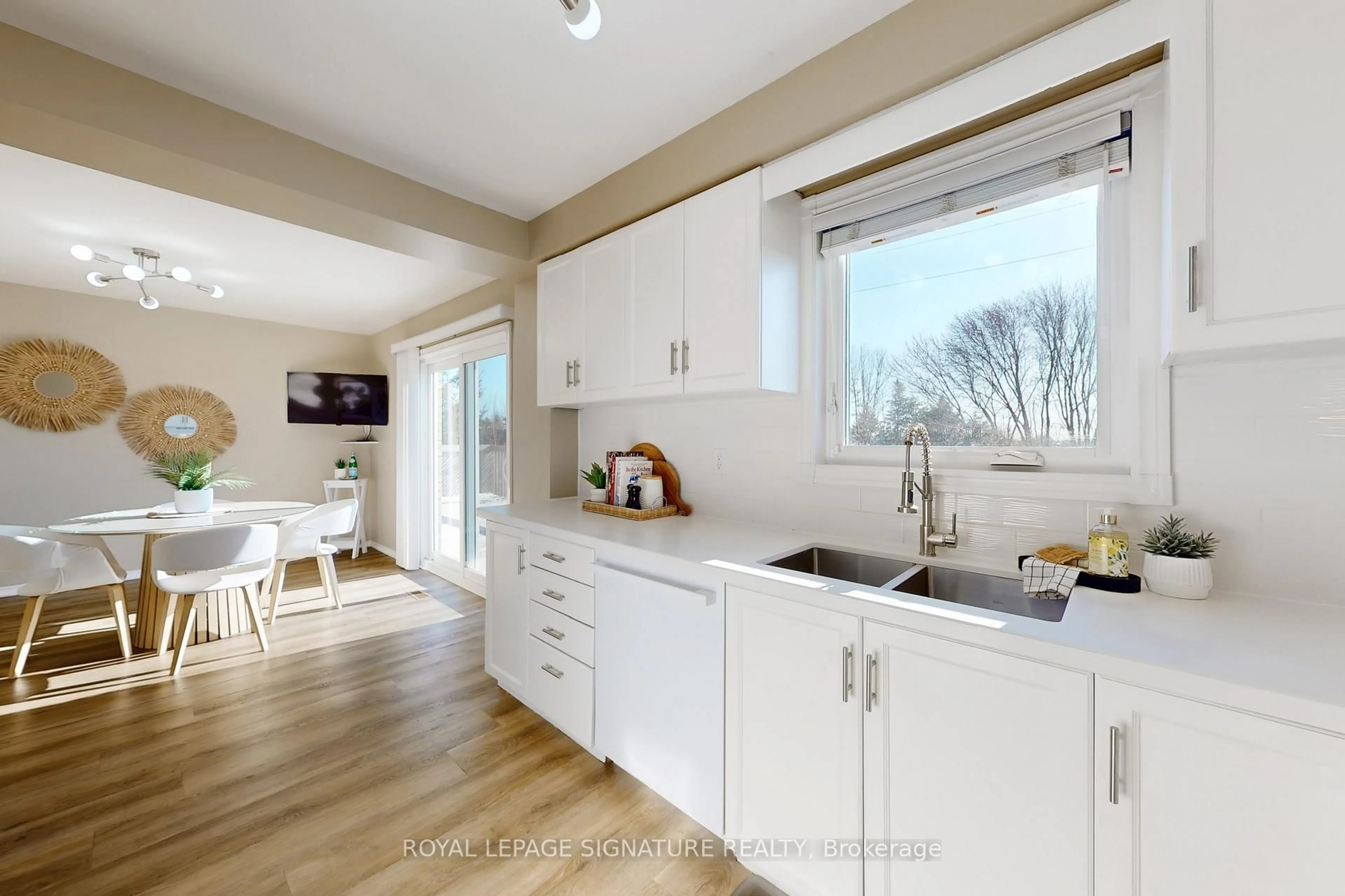 Open concept kitchen, wood/laminate floor for 22 Winter Crt, Whitby Ontario L1N 8Y2