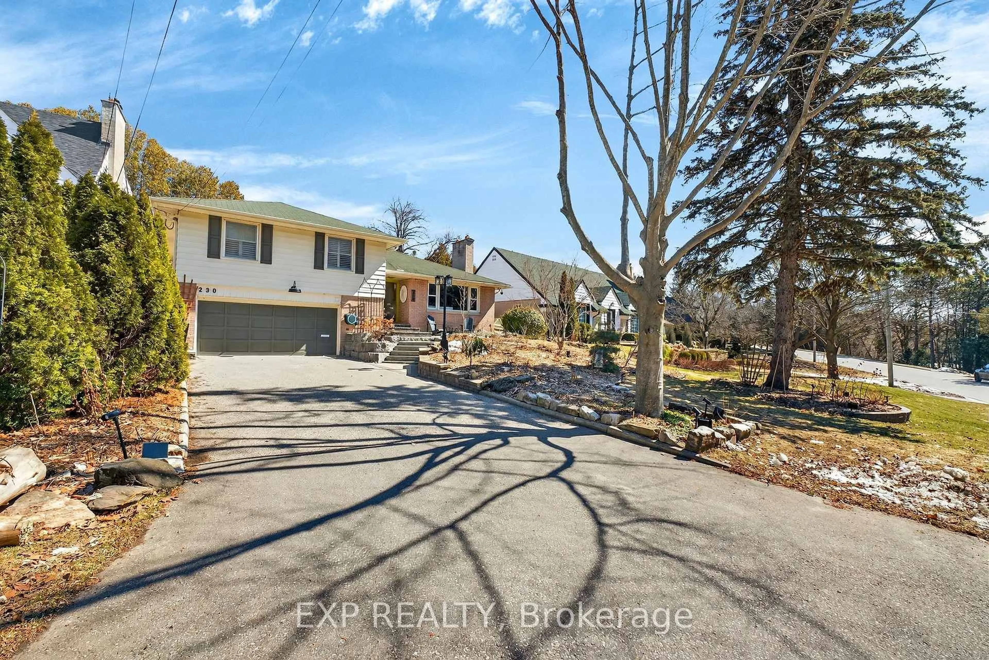 A pic from outside/outdoor area/front of a property/back of a property/a pic from drone, street for 230 Glenwood Cres, Oshawa Ontario L1G 3B1