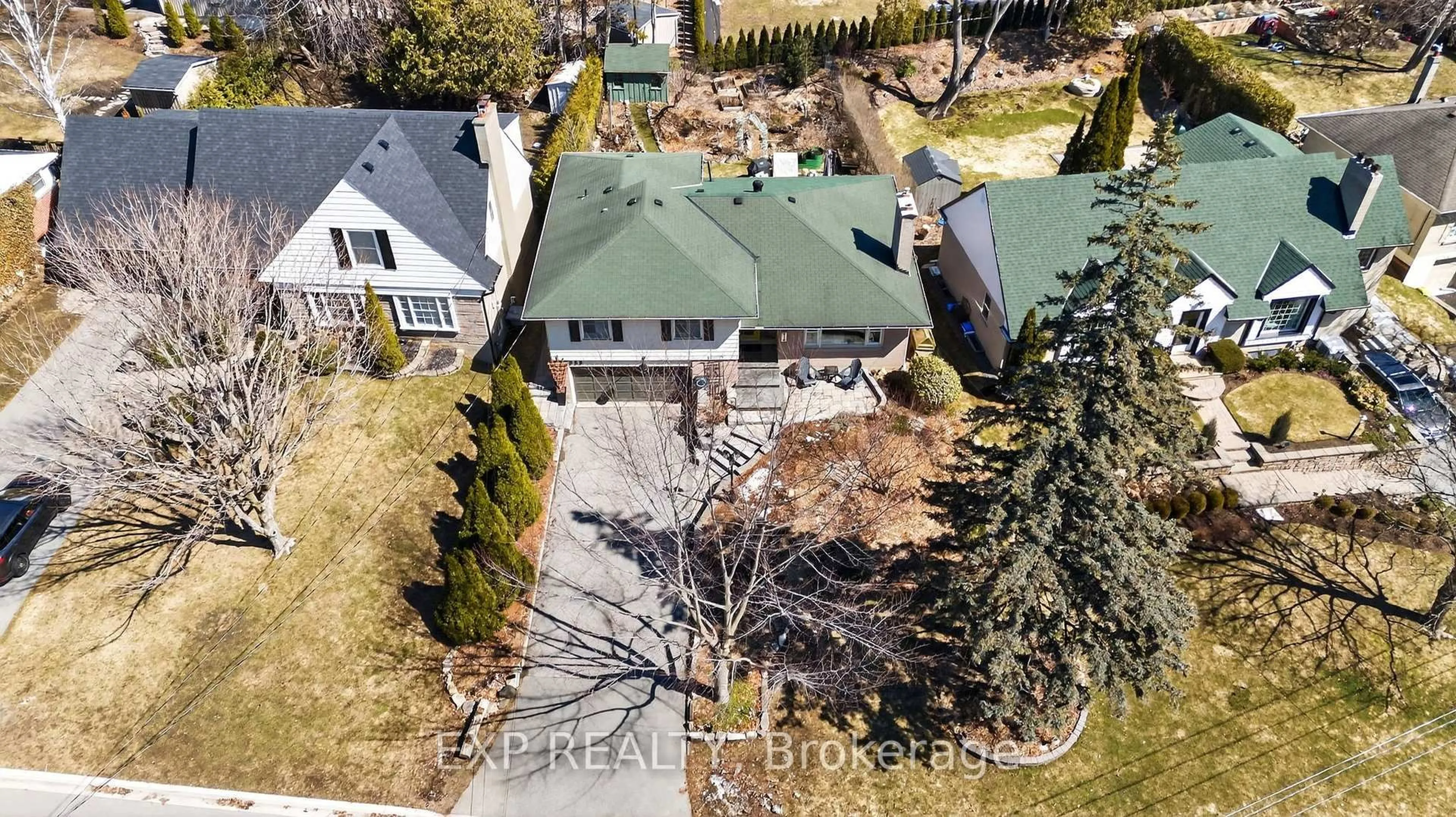 A pic from outside/outdoor area/front of a property/back of a property/a pic from drone, street for 230 Glenwood Cres, Oshawa Ontario L1G 3B1