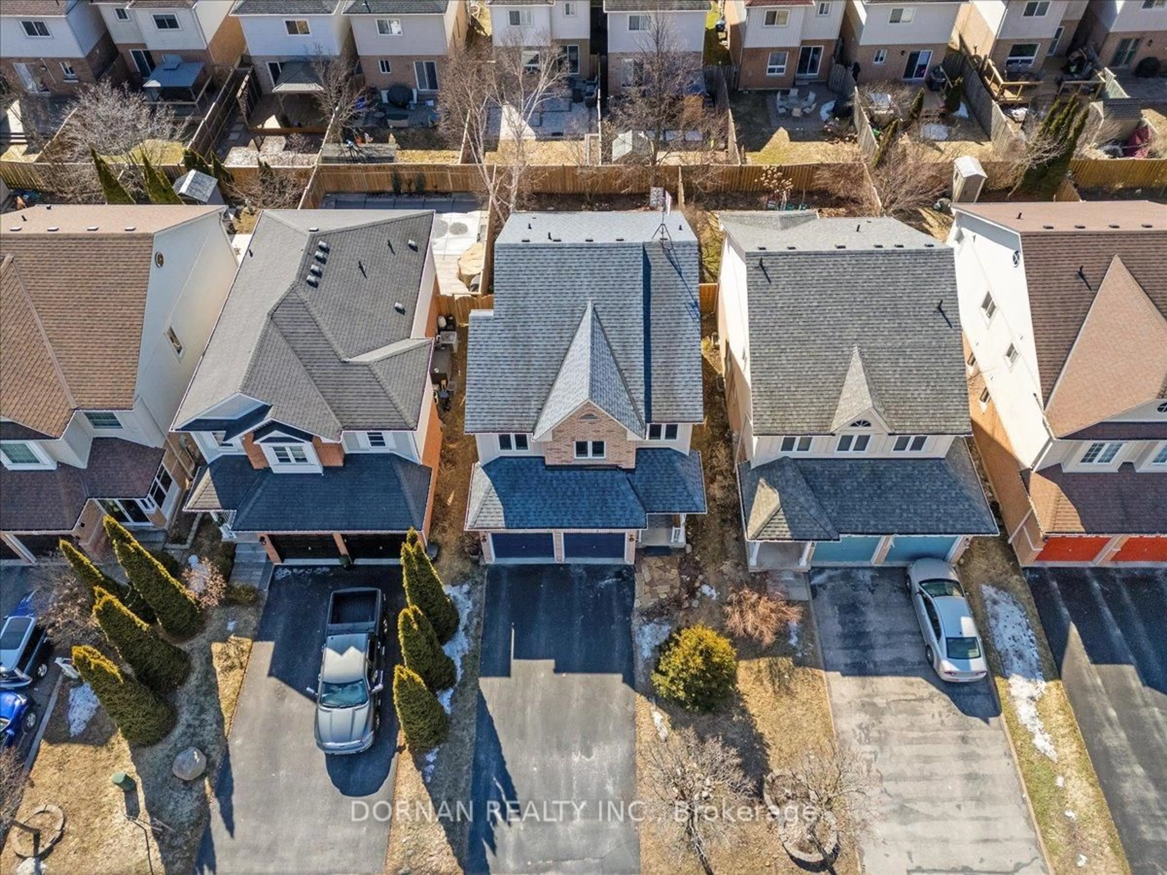 A pic from outside/outdoor area/front of a property/back of a property/a pic from drone, street for 33 Solmar Ave, Whitby Ontario L1R 2Z6