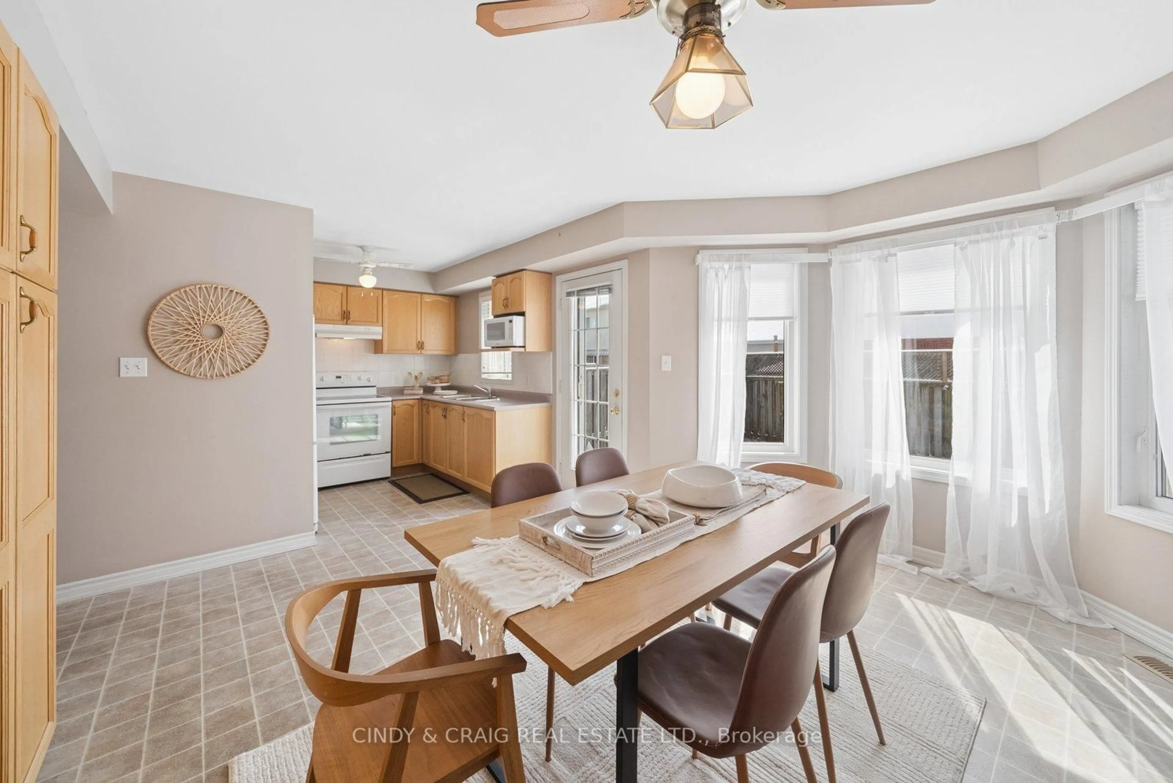 Open concept kitchen, ceramic/tile floor for 127 Richfield Sq, Clarington Ontario L1E 3G3