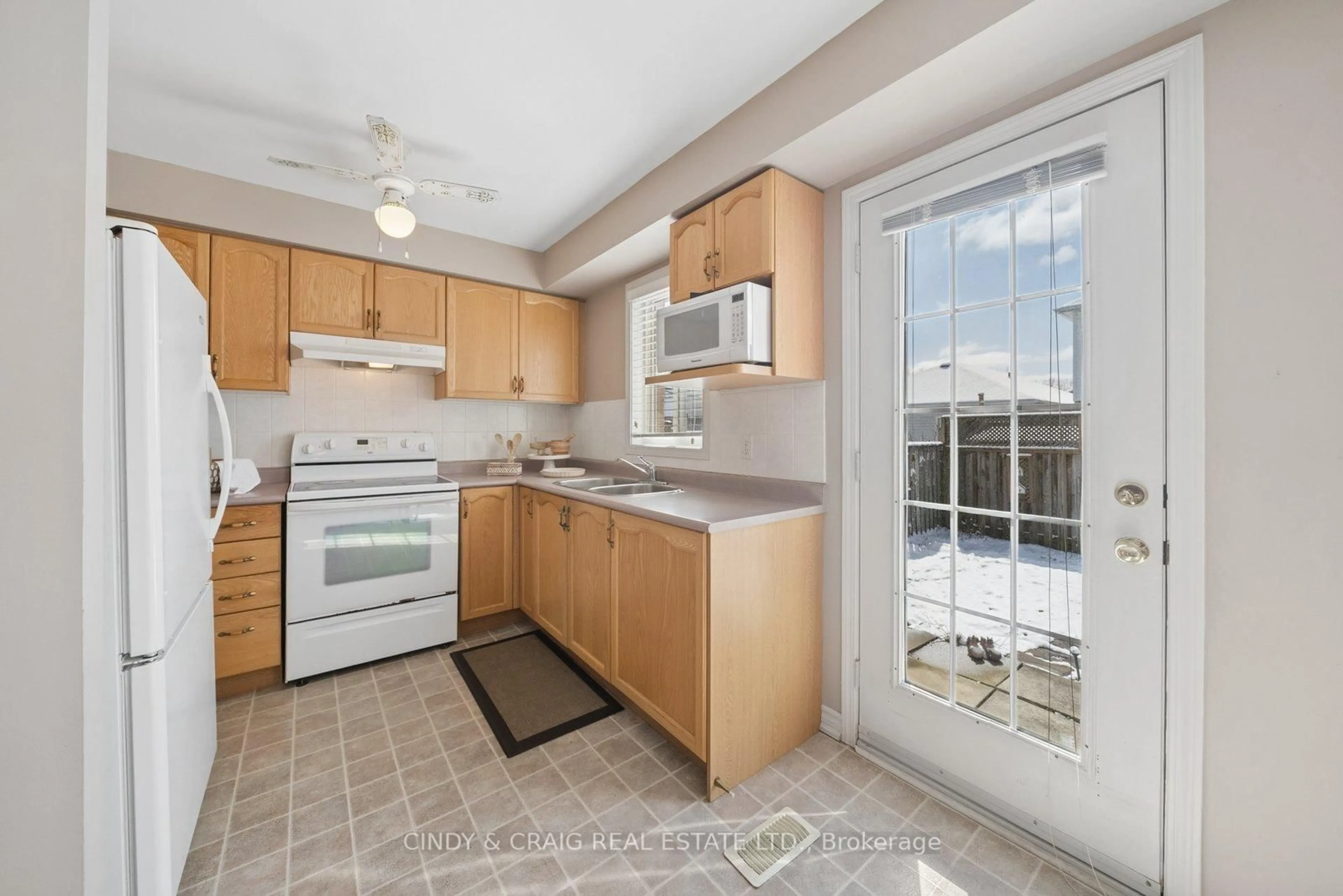 Standard kitchen, unknown for 127 Richfield Sq, Clarington Ontario L1E 3G3
