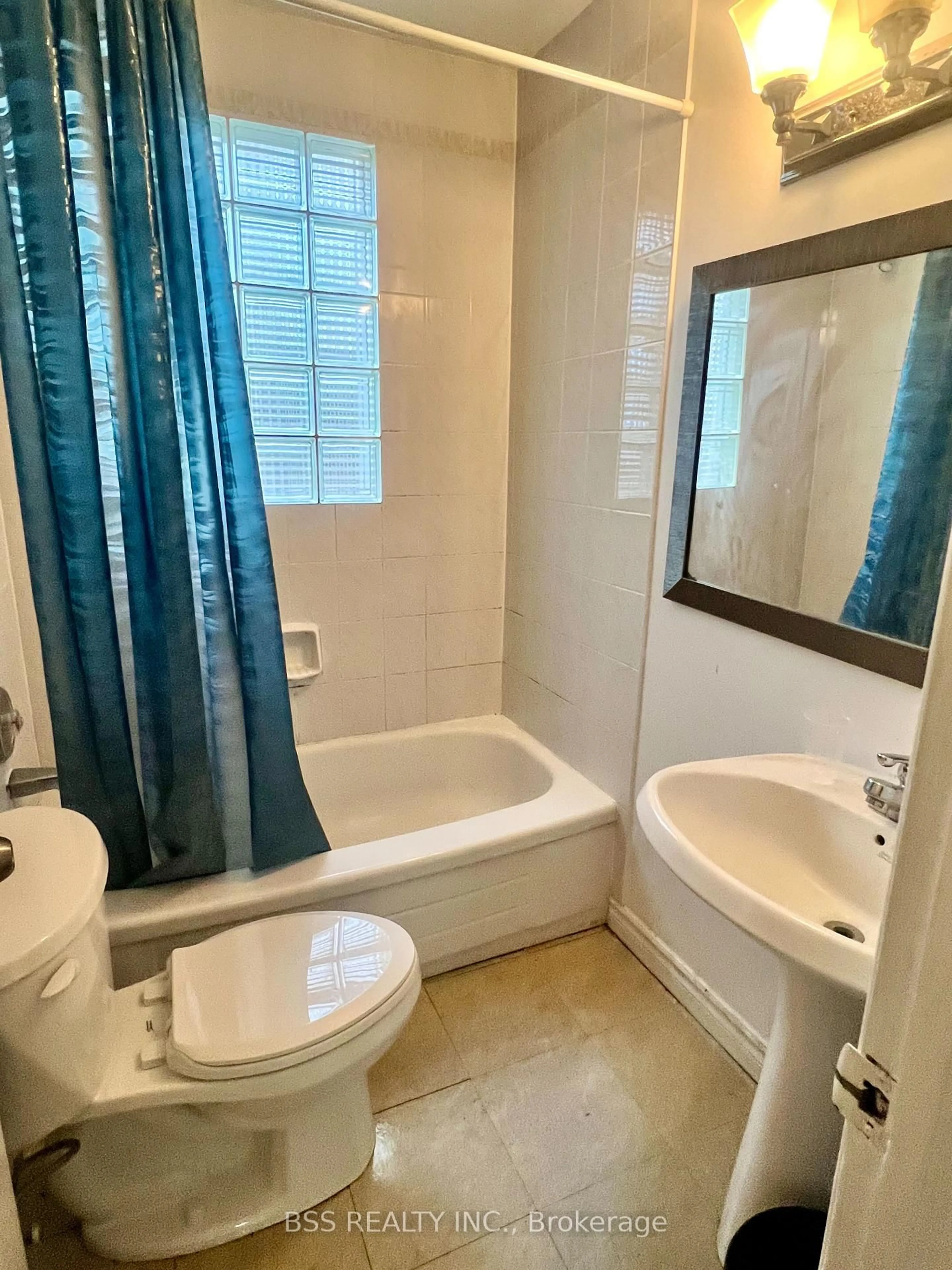 Standard bathroom, ceramic/tile floor for 71 Scarborough Heights Blvd, Toronto Ontario M1M 2V5