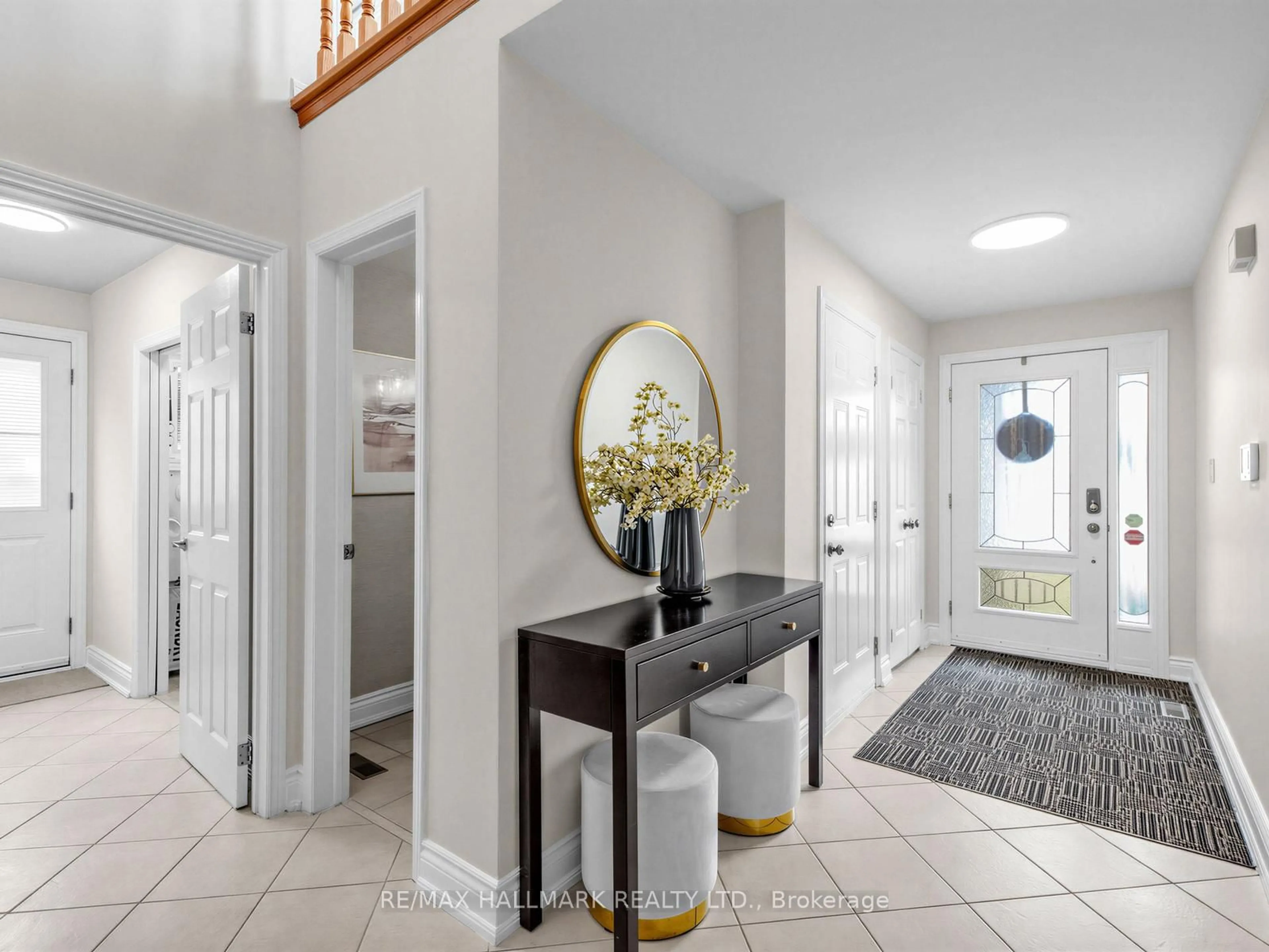 Indoor entryway for 1045 Pharmacy Ave, Toronto Ontario M1R 2G8