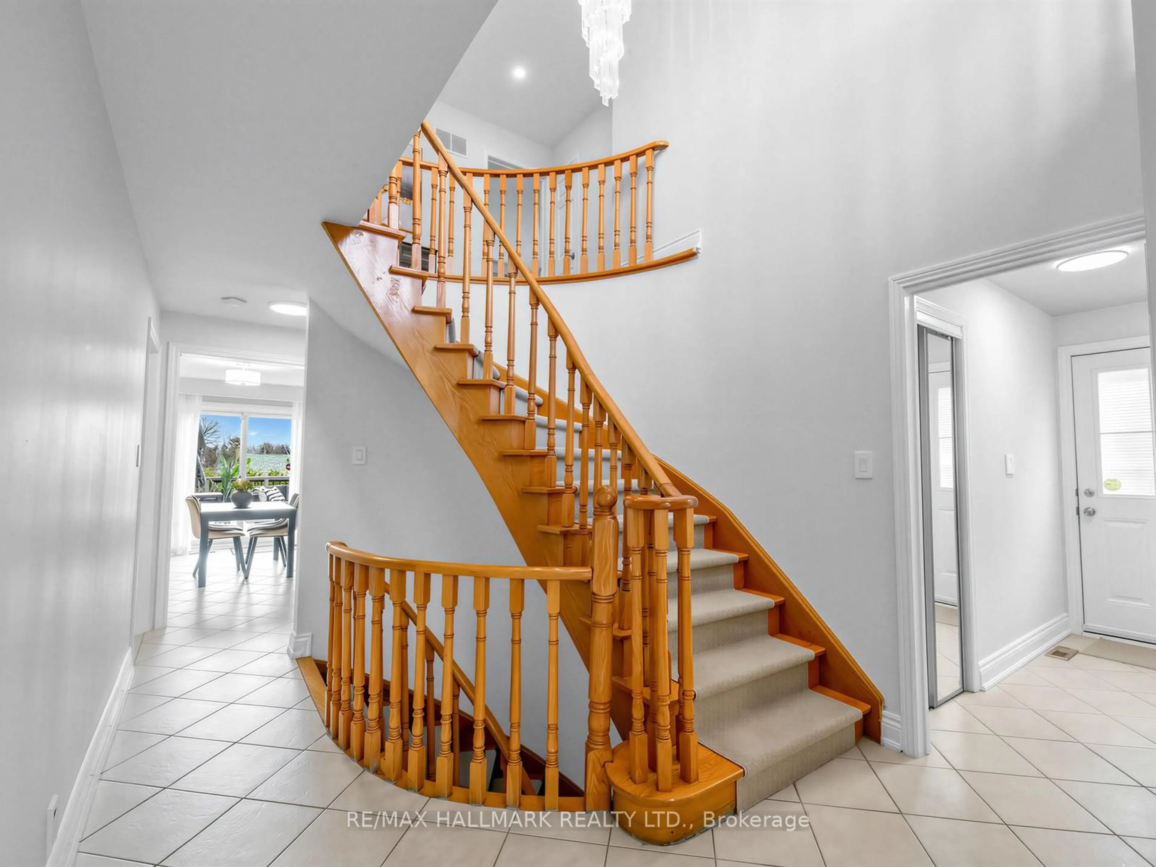 Indoor foyer for 1045 Pharmacy Ave, Toronto Ontario M1R 2G8