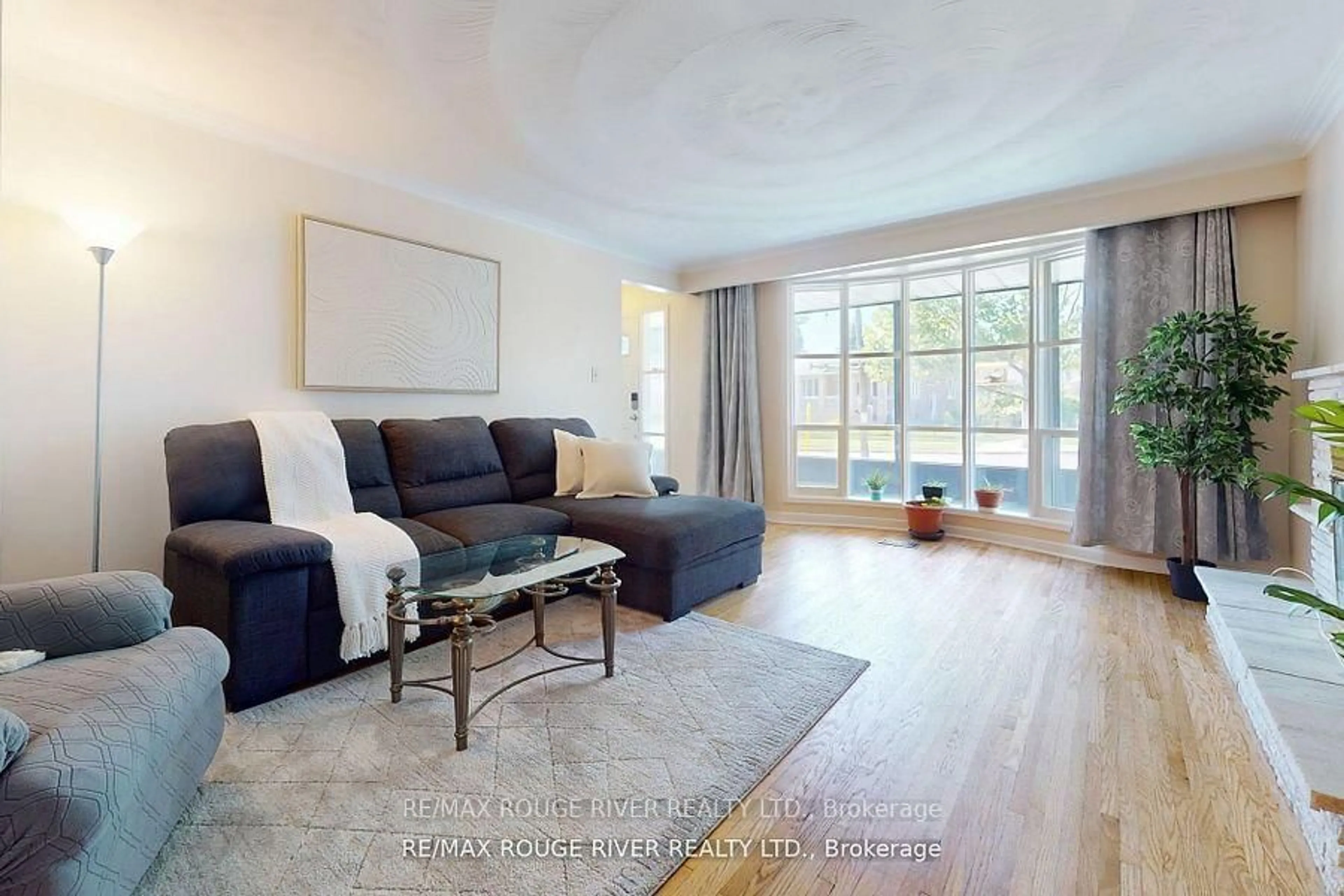 Living room with furniture, wood/laminate floor for 18 Darlingside Dr, Toronto Ontario M1E 3N8