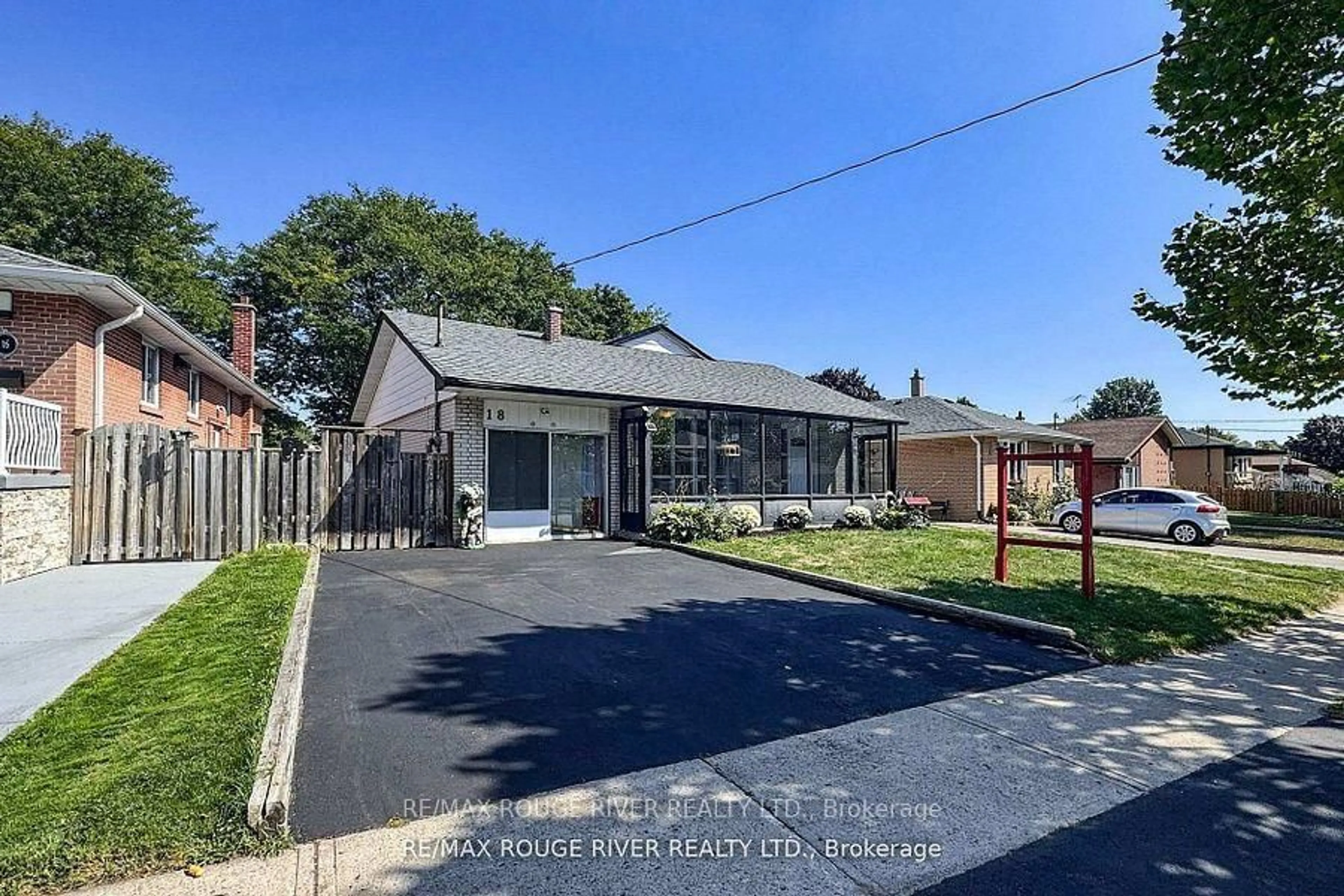 A pic from outside/outdoor area/front of a property/back of a property/a pic from drone, street for 18 Darlingside Dr, Toronto Ontario M1E 3N8