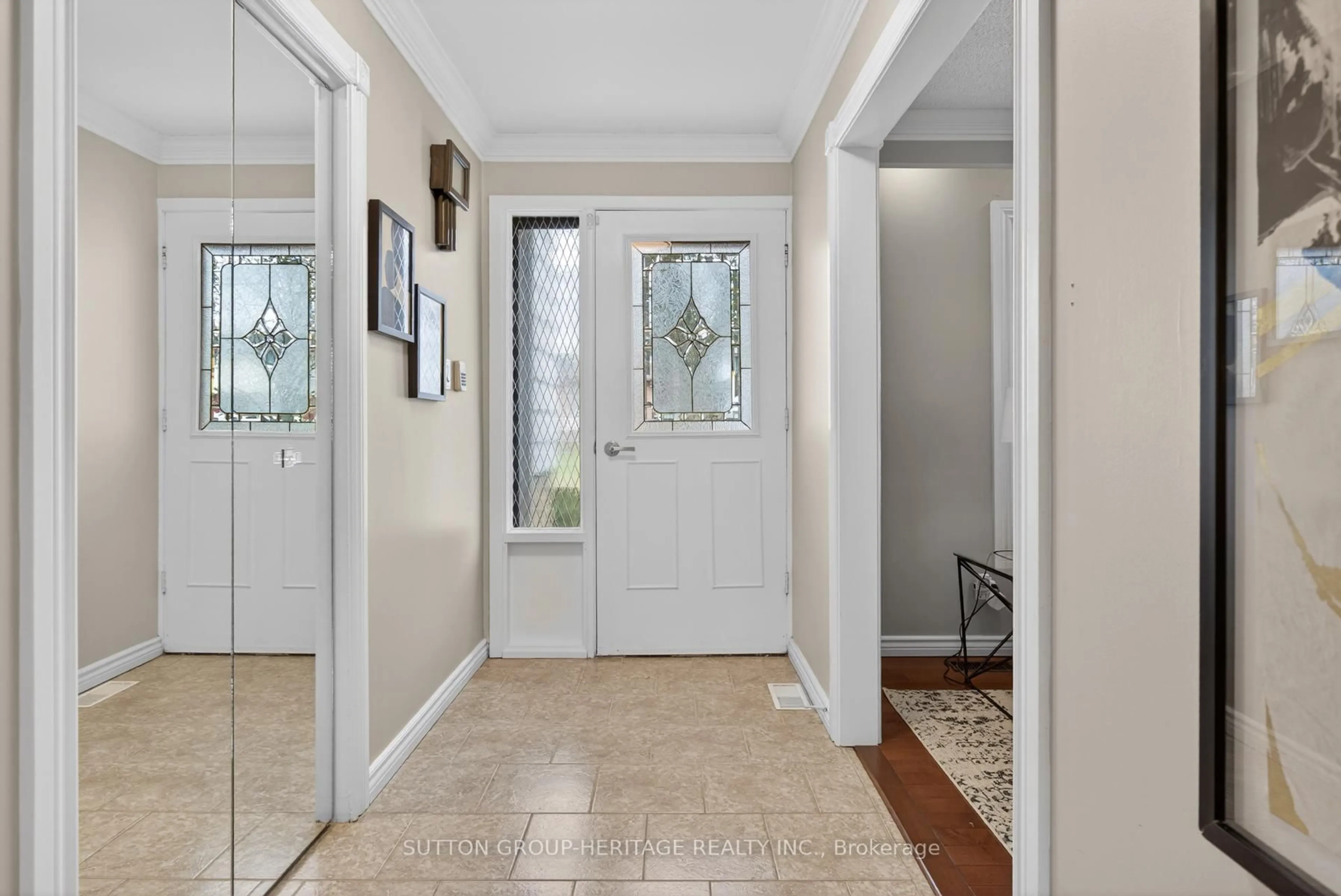 Indoor entryway for 762 Clifton Dr, Oshawa Ontario L1G 2Z1