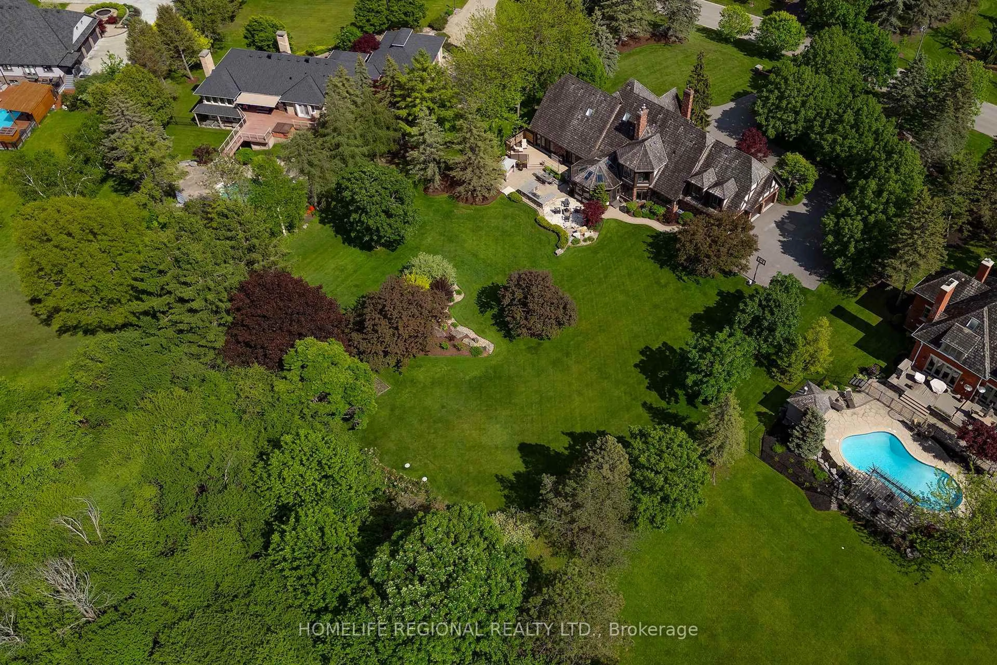 A pic from outside/outdoor area/front of a property/back of a property/a pic from drone, street for 14 Buggey Lane, Ajax Ontario L1Z 1X4