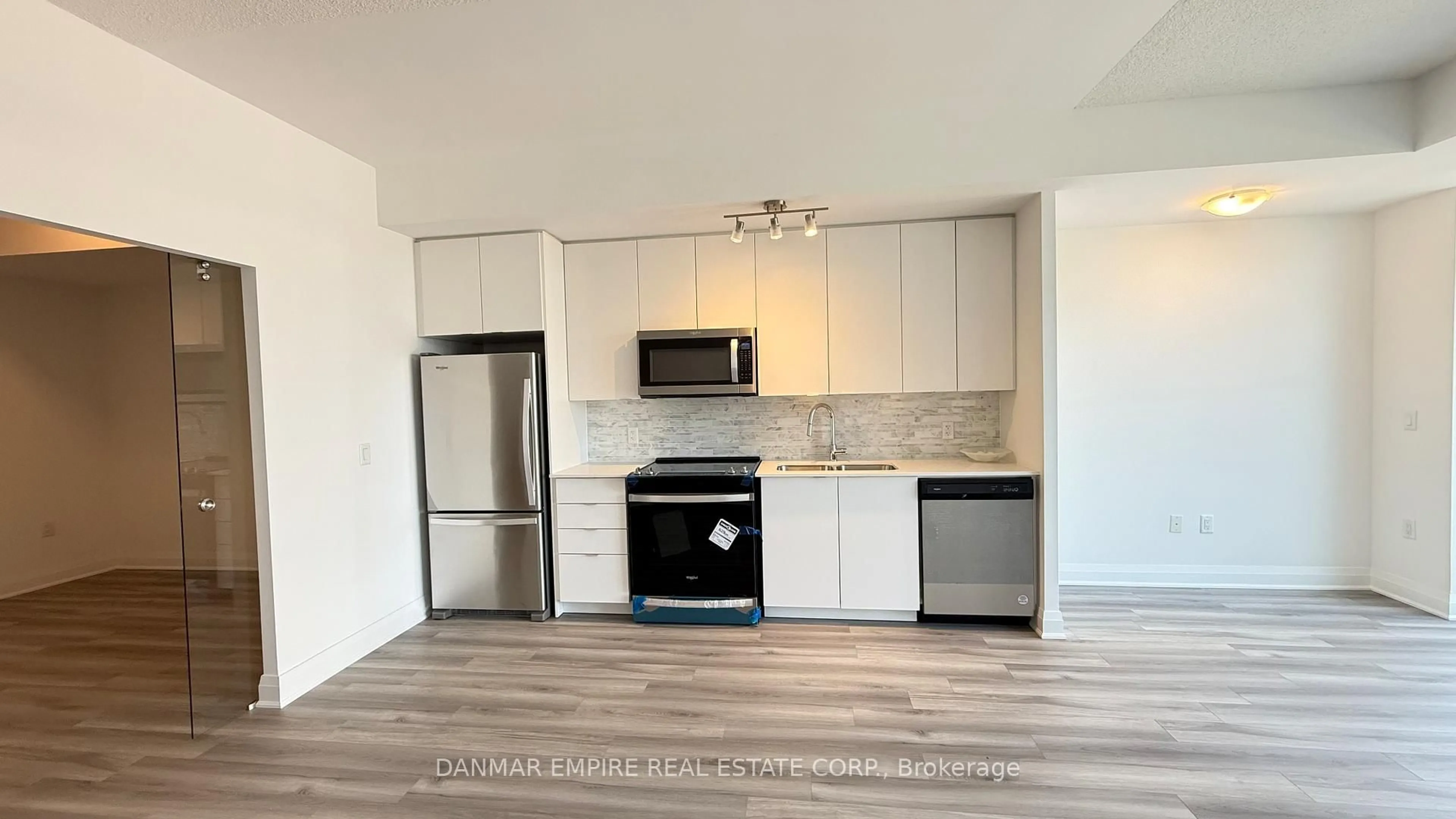 Standard kitchen, wood/laminate floor for 3220 Sheppard Ave #607, Toronto Ontario M1T 0B7