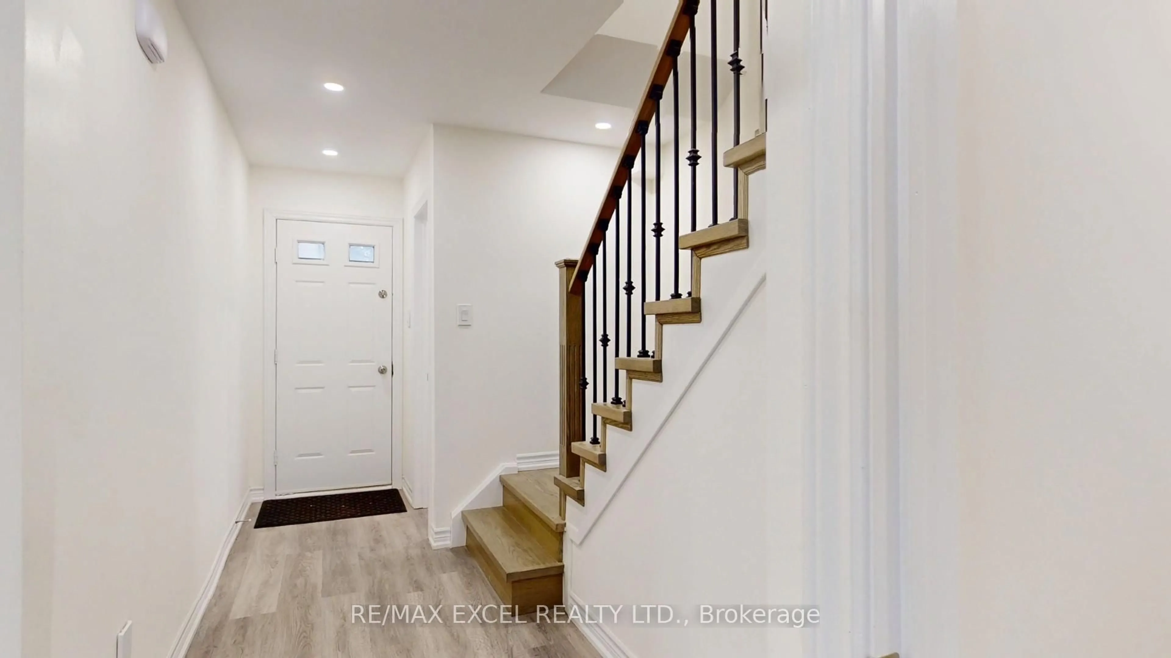 Indoor entryway for 55 Plumbrook Cres, Toronto Ontario M1S 3Z9