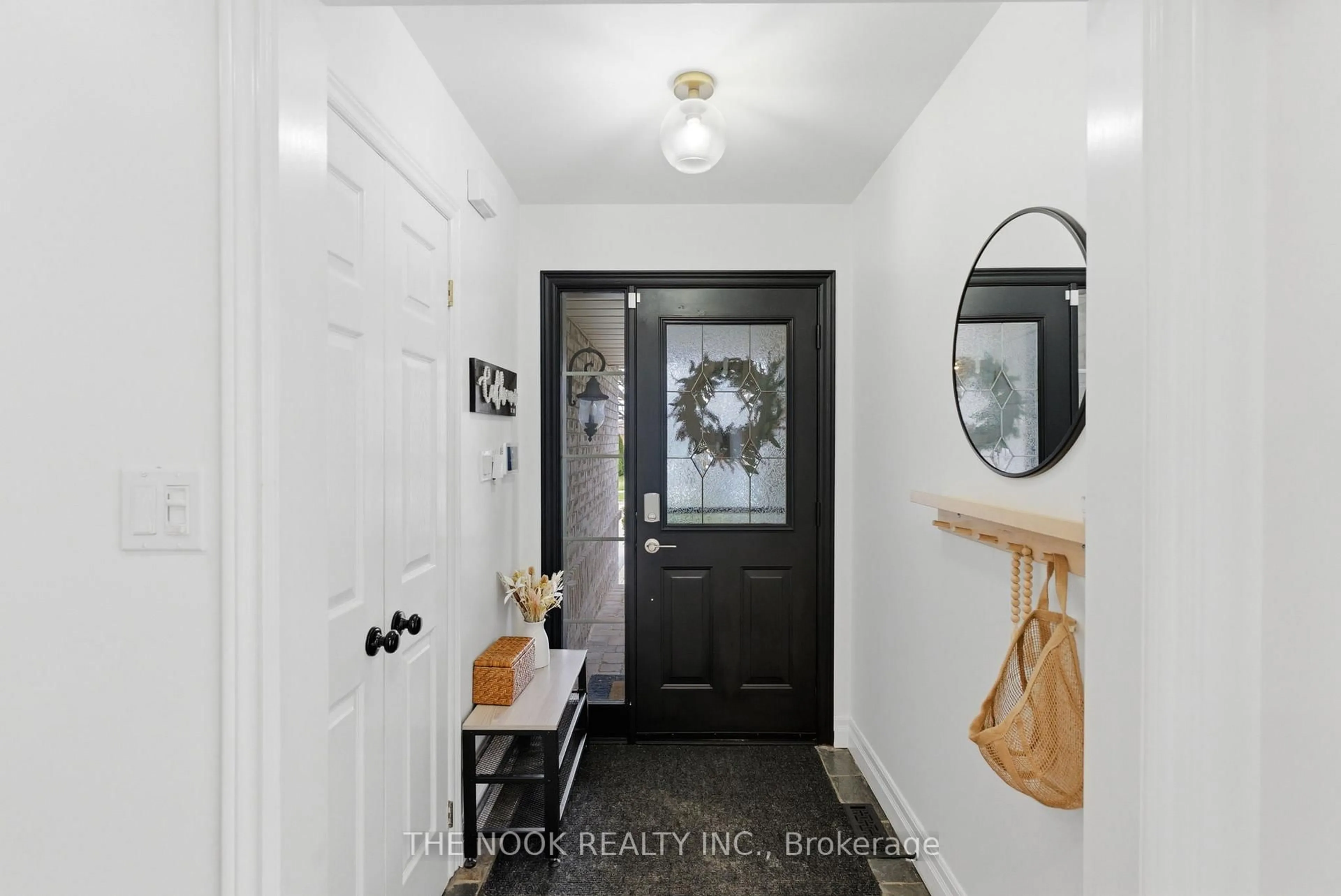Indoor entryway for 89 Huntington Cres, Clarington Ontario L1E 3C5