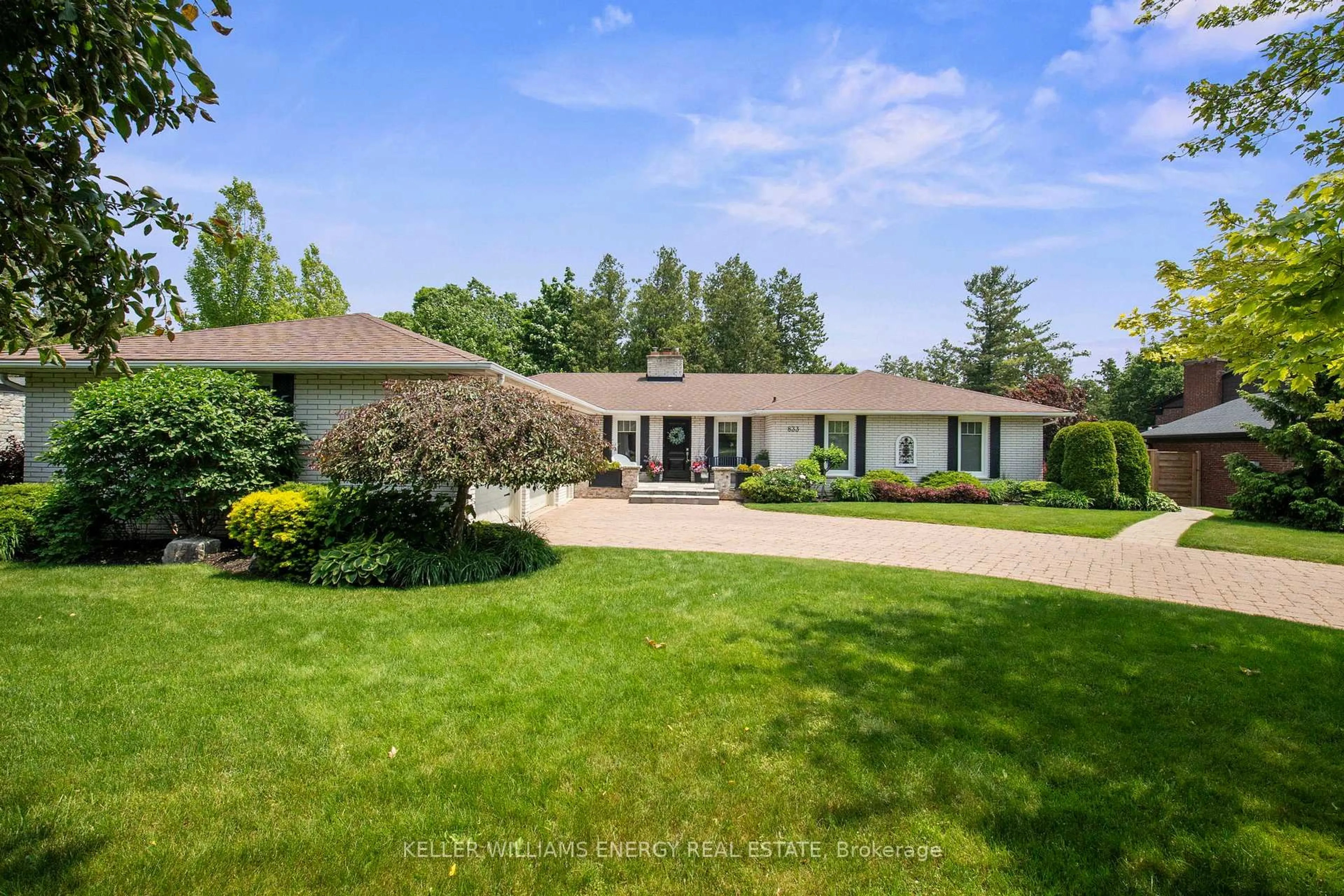 A pic from outside/outdoor area/front of a property/back of a property/a pic from drone, water/lake/river/ocean view for 833 Glenmanor Dr, Oshawa Ontario L1J 5A6