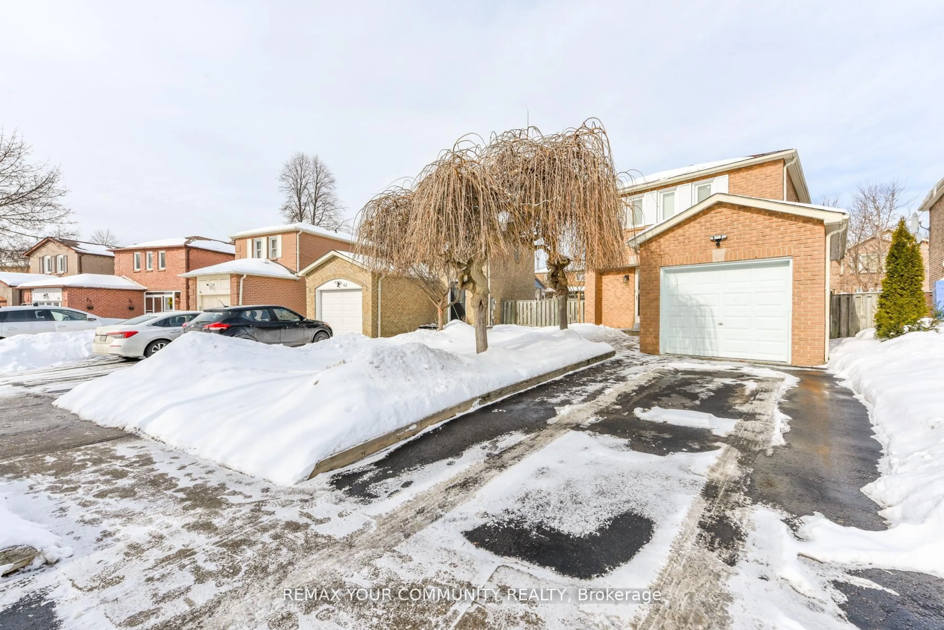 A pic from outside/outdoor area/front of a property/back of a property/a pic from drone, street for 64 Chatfield Dr, Ajax Ontario L1T 2K1