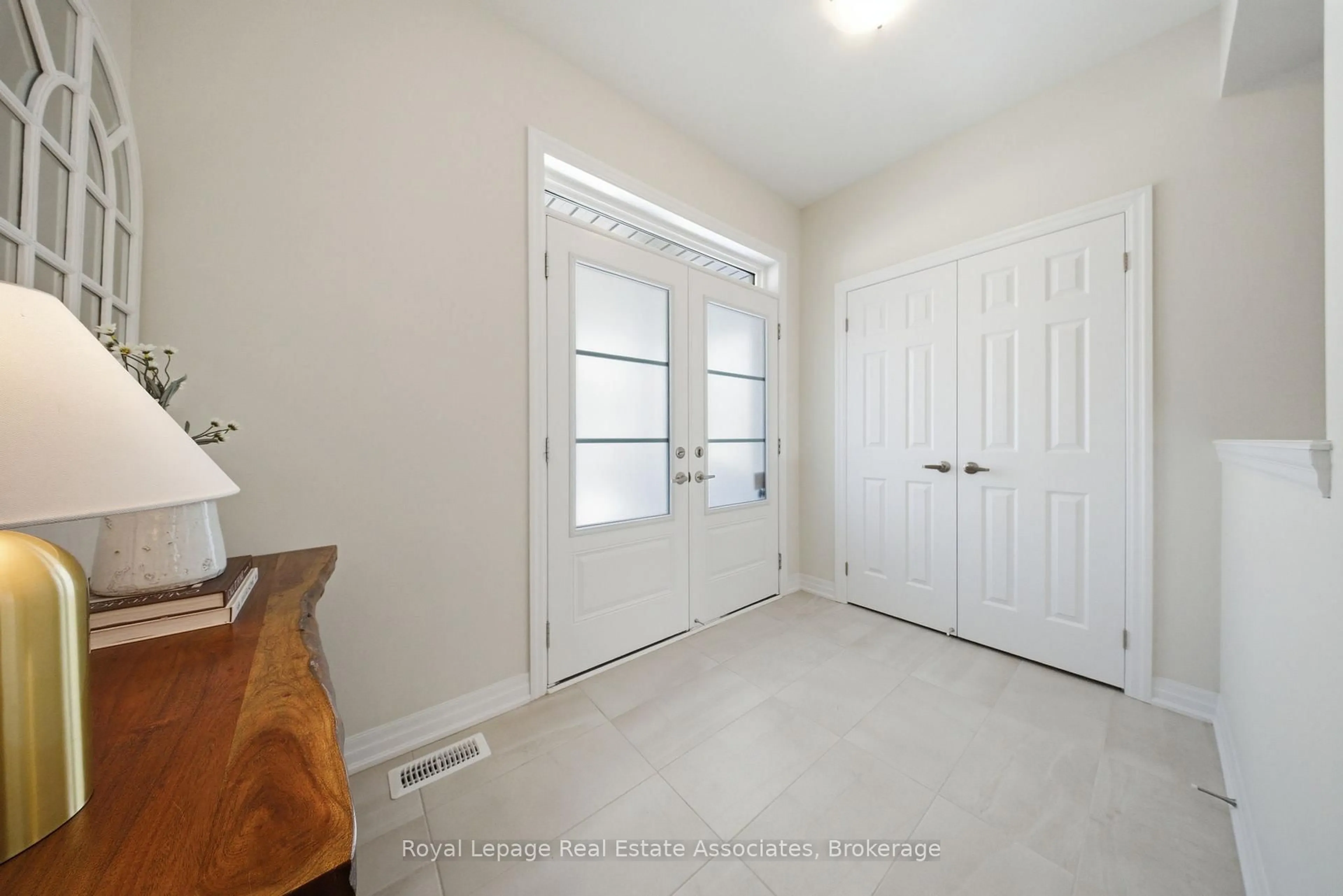 Indoor entryway for 103 Northrop Ave, Clarington Ontario L1B 0W8