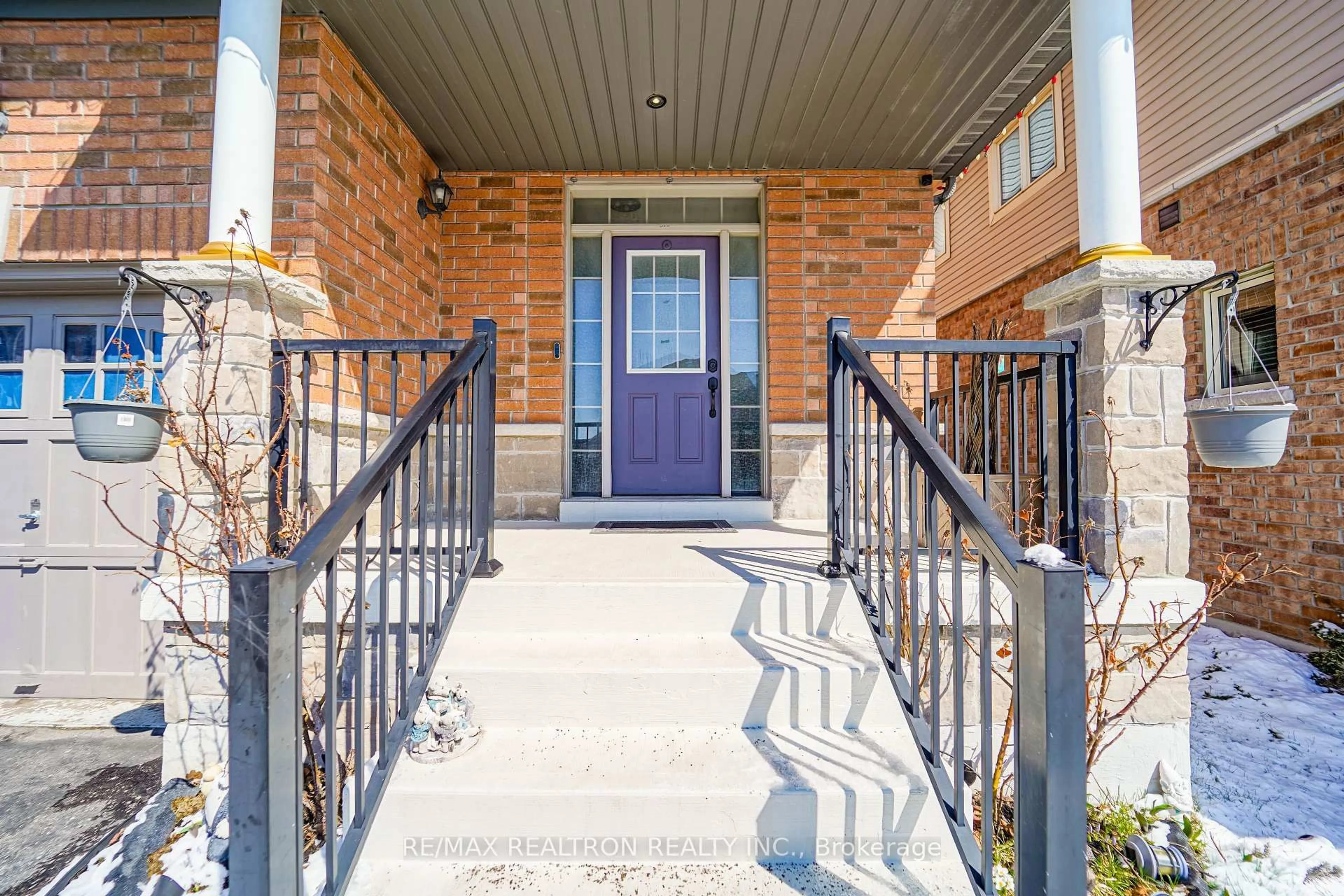 Indoor entryway for 39 Mcroberts Cres, Clarington Ontario L1E 0H5
