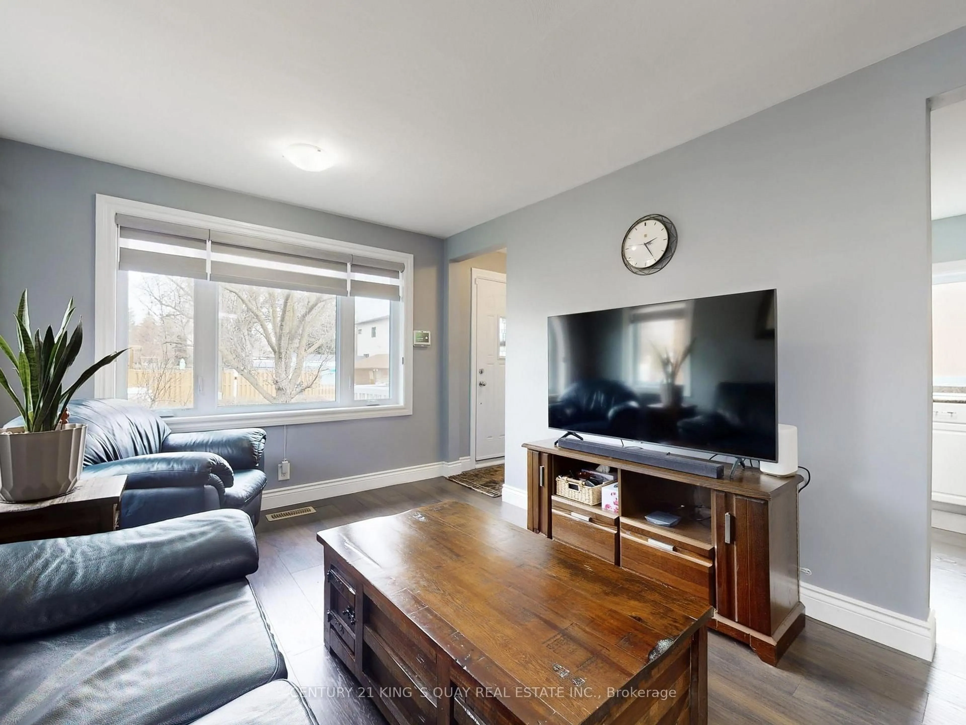 Living room with furniture, wood/laminate floor for 330 Kennedy Rd, Toronto Ontario M1N 3P7