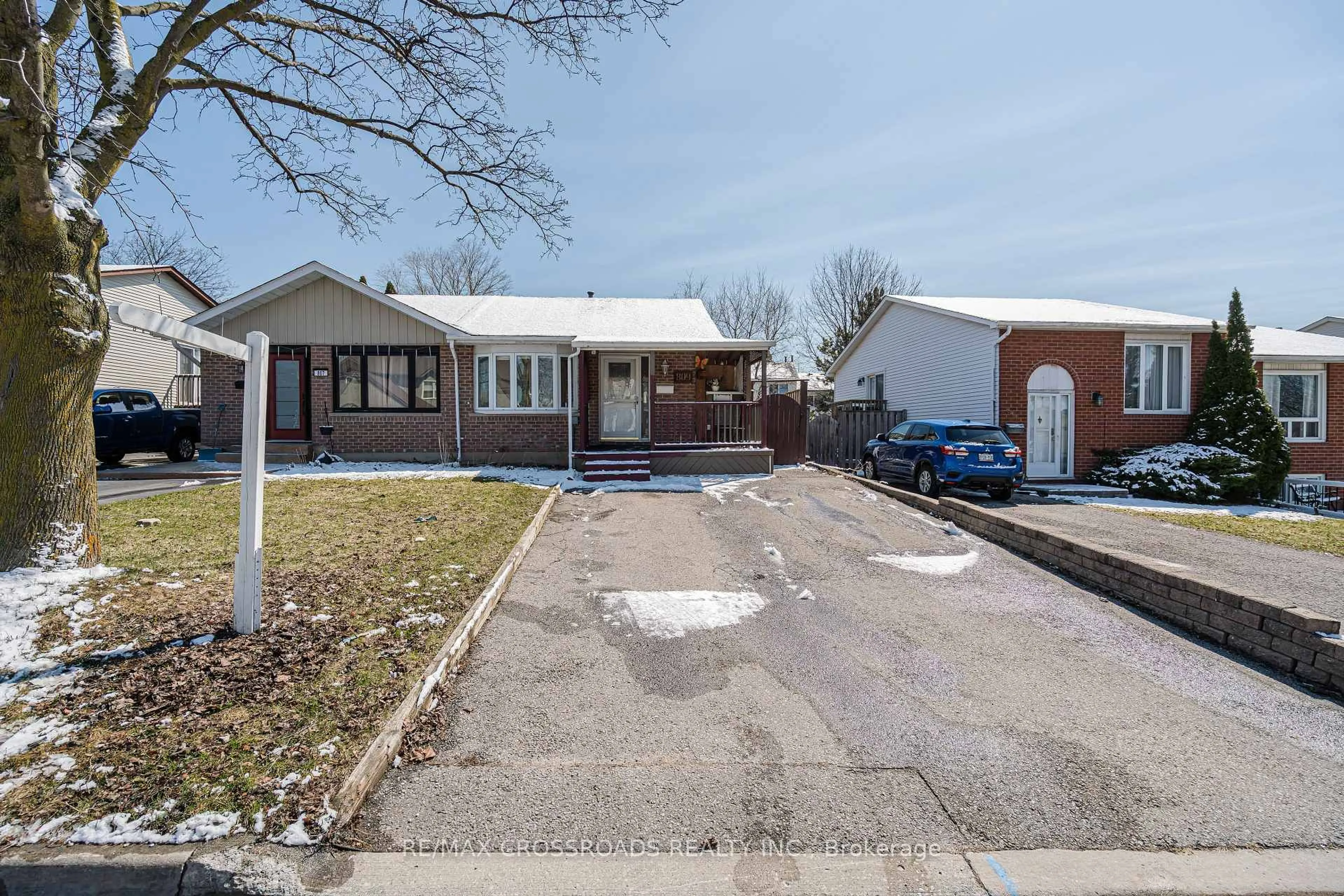 A pic from outside/outdoor area/front of a property/back of a property/a pic from drone, street for 809 Monaghan Ave, Oshawa Ontario L1J 7B6