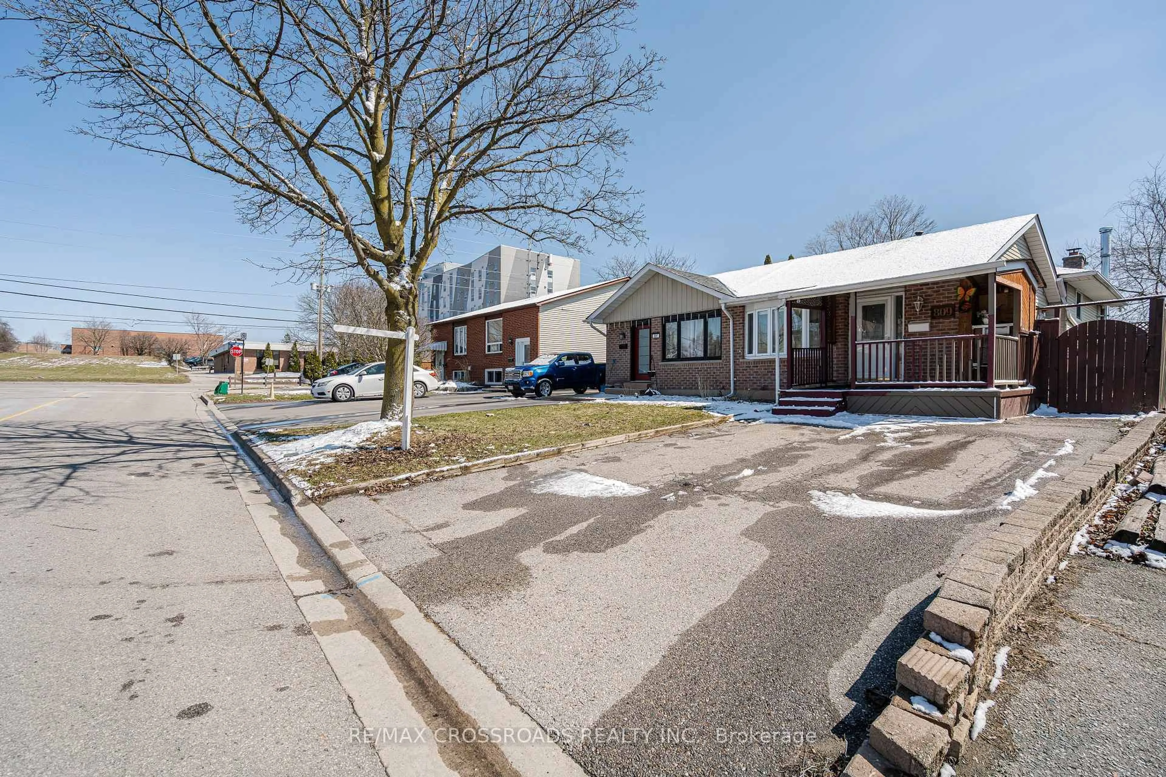 A pic from outside/outdoor area/front of a property/back of a property/a pic from drone, street for 809 Monaghan Ave, Oshawa Ontario L1J 7B6