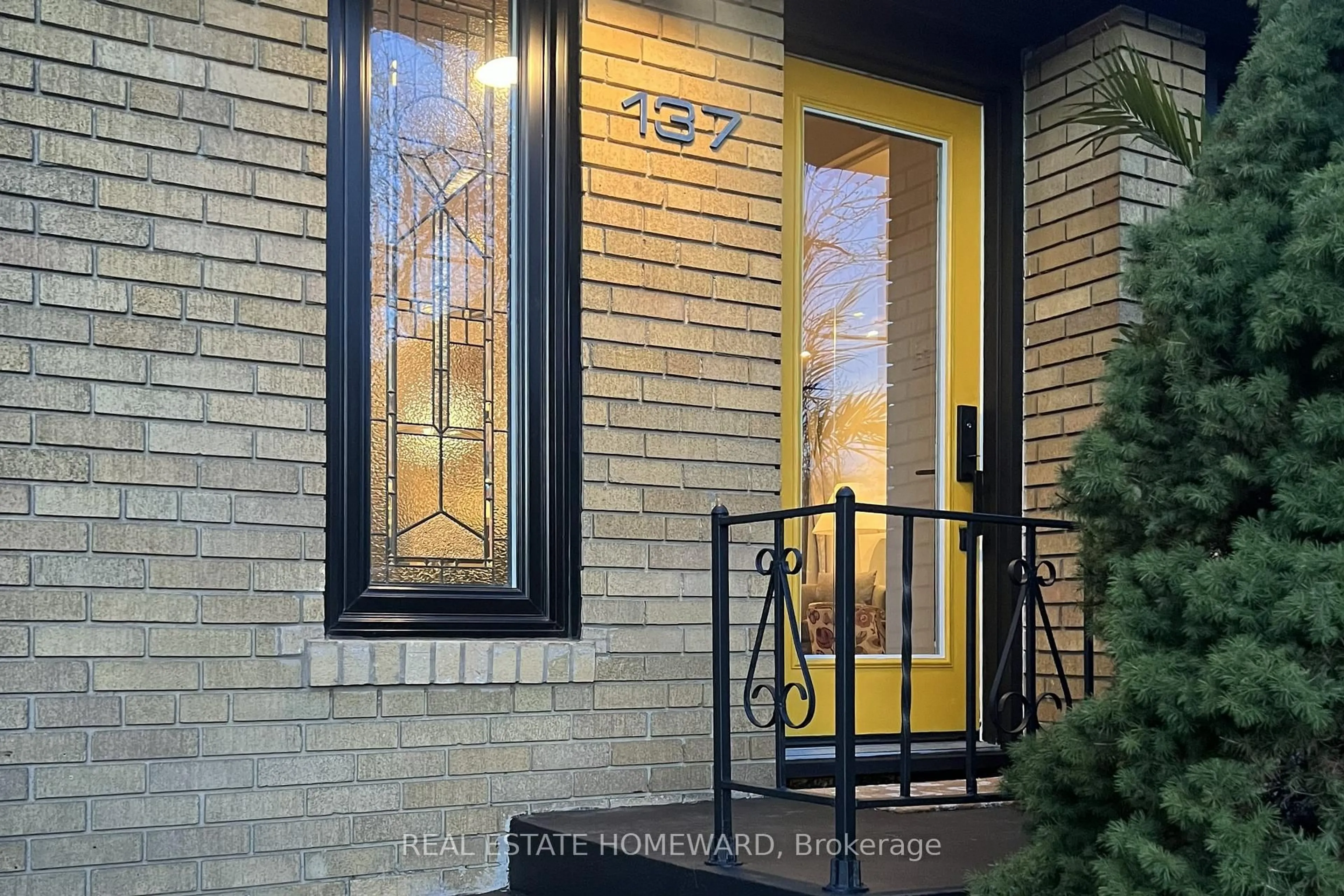Indoor entryway for 137 Preston St, Toronto Ontario M1N 3N4
