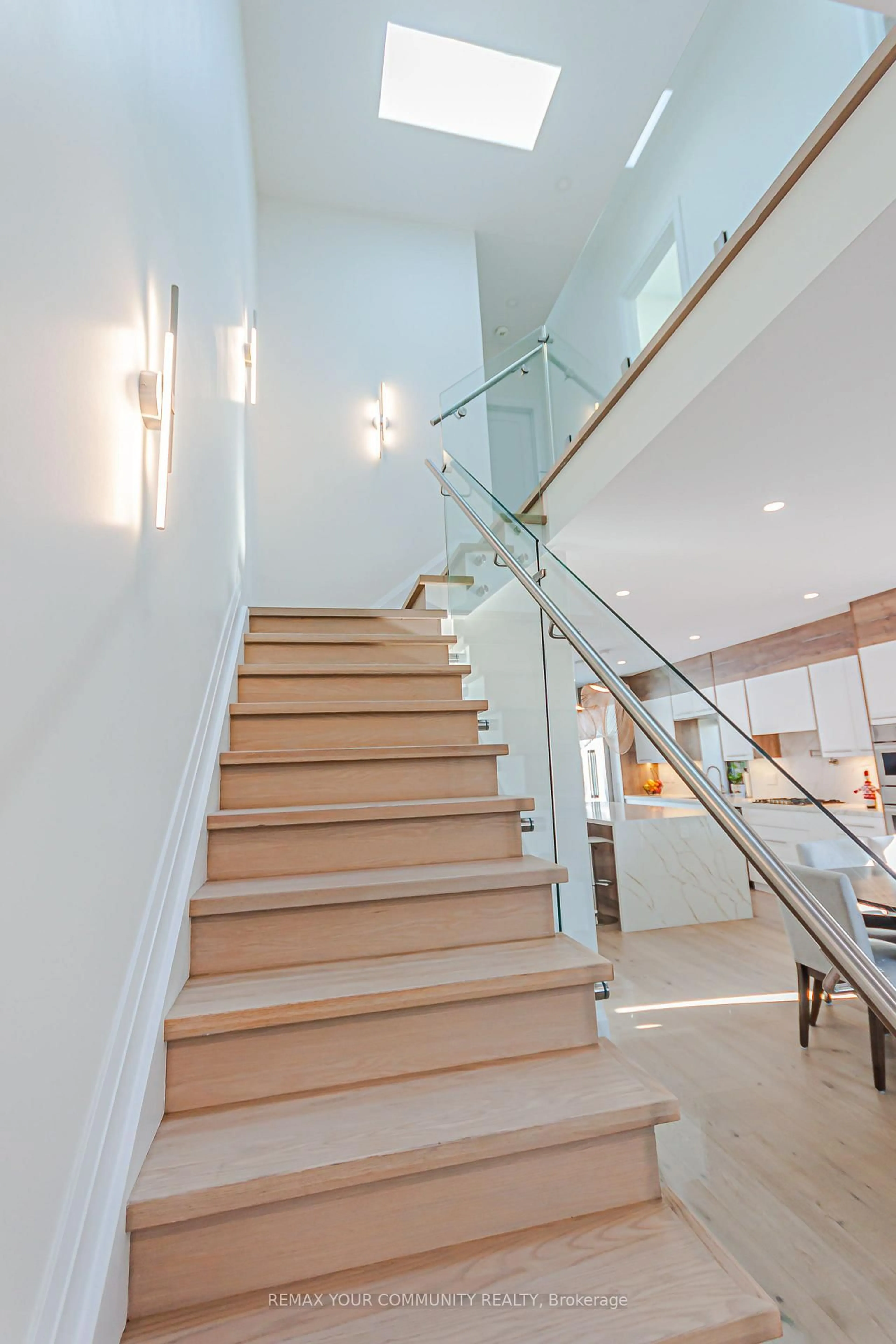 Stairs for 89 Gainsborough Rd, Toronto Ontario M4L 3C3