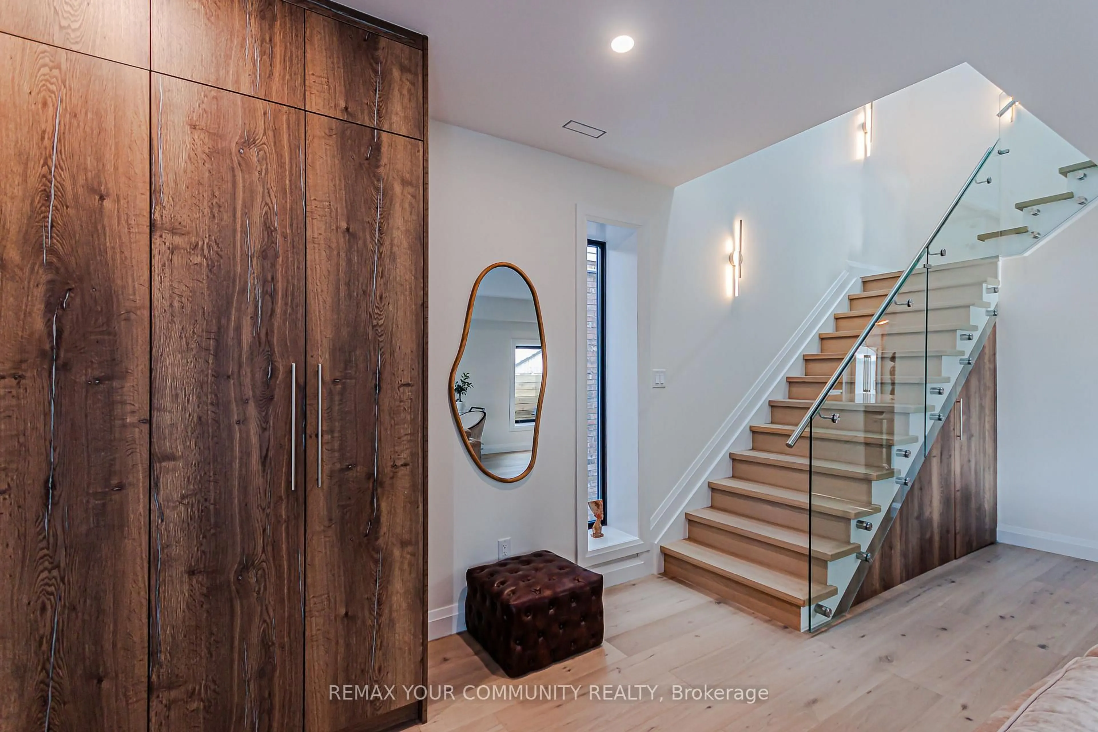 Indoor entryway for 89 Gainsborough Rd, Toronto Ontario M4L 3C3