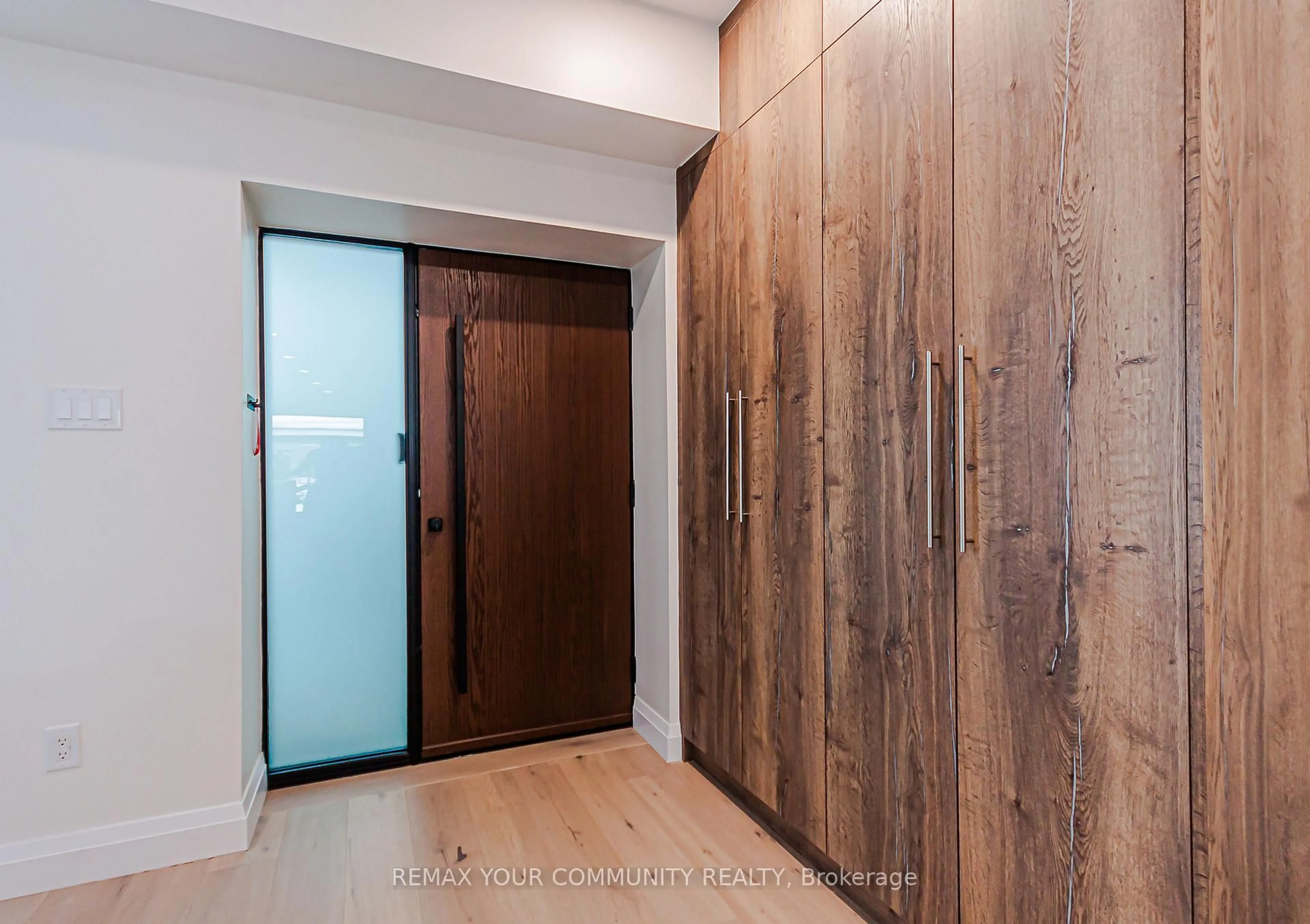 Indoor entryway for 89 Gainsborough Rd, Toronto Ontario M4L 3C3