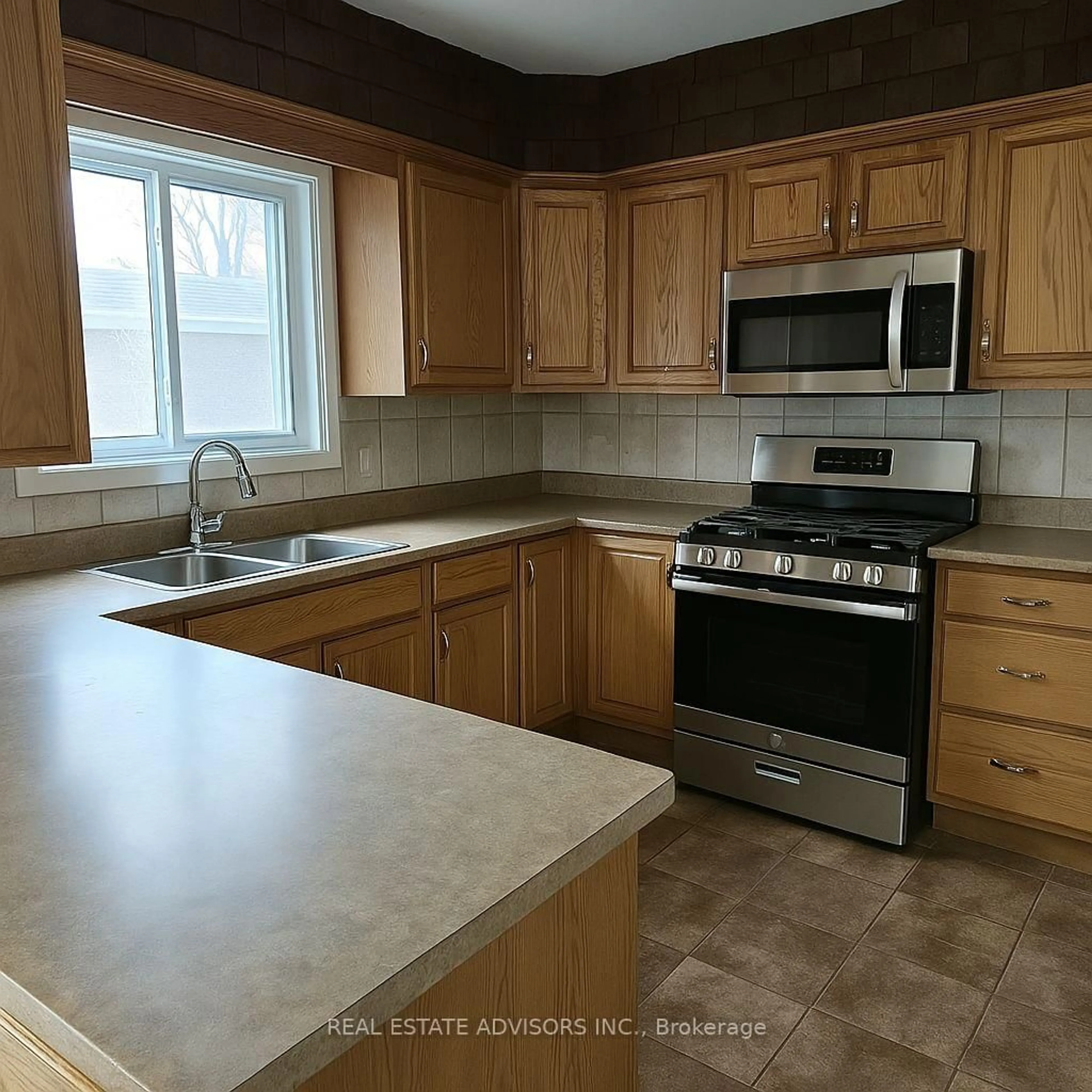 Standard kitchen, ceramic/tile floor for 87 Euclid Ave, Toronto Ontario M1C 1J8