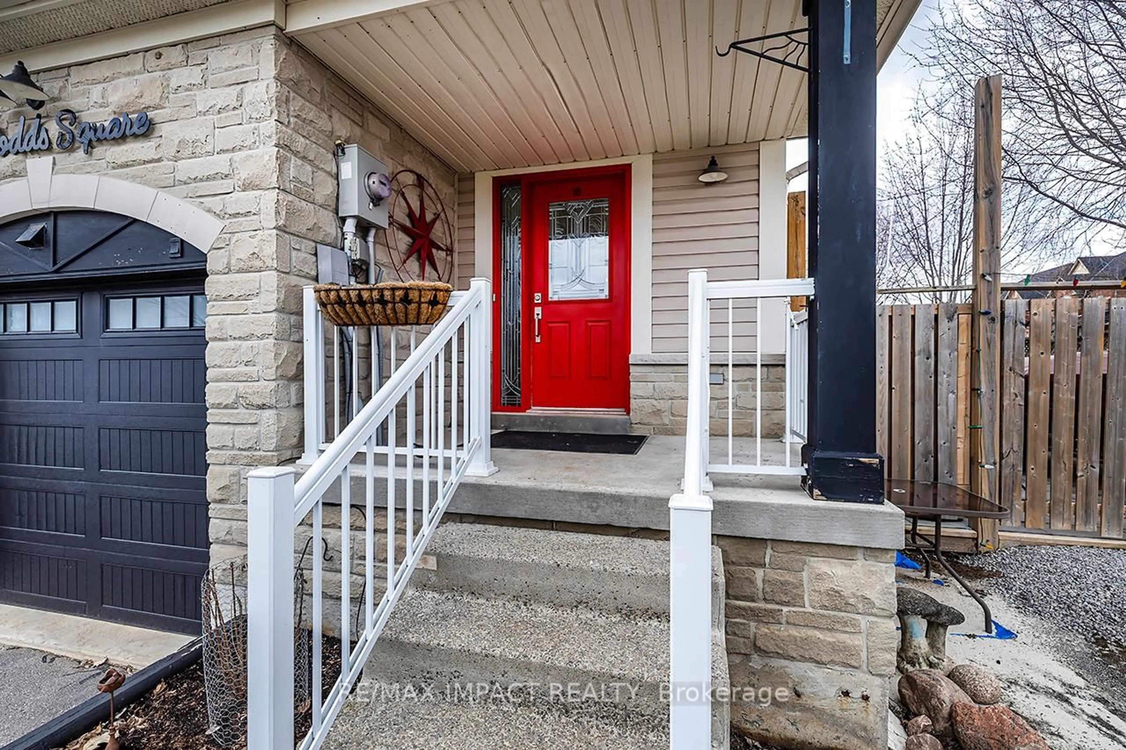 Indoor entryway for 141 Dodds St, Clarington Ontario L1C 5N2