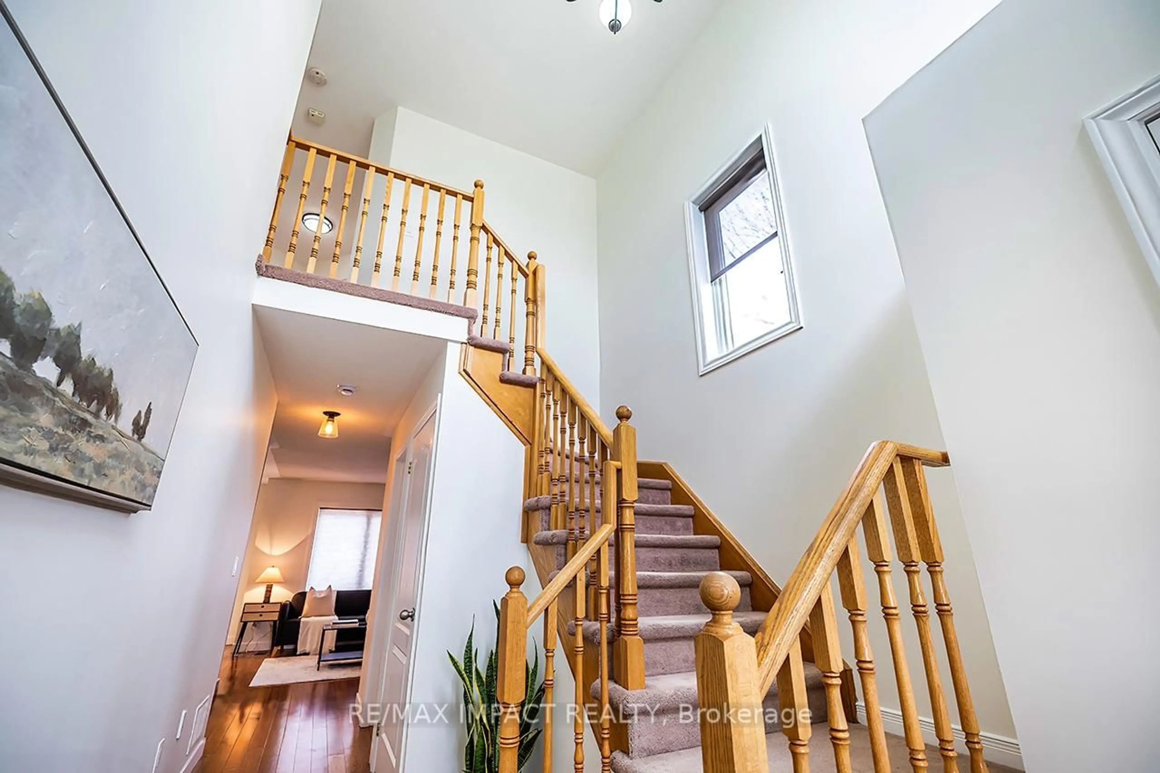 Indoor foyer for 141 Dodds St, Clarington Ontario L1C 5N2