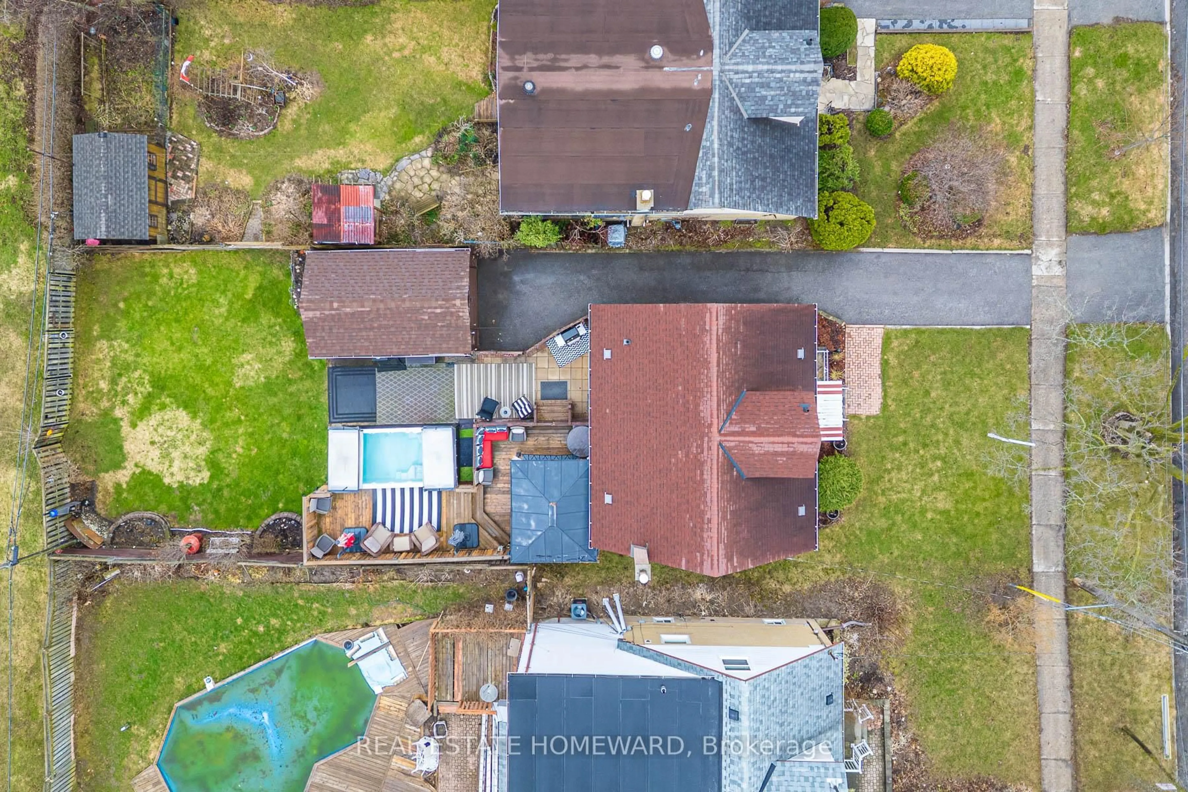 A pic from outside/outdoor area/front of a property/back of a property/a pic from drone, street for 15 Medonte Ave, Toronto Ontario M1L 1Z2